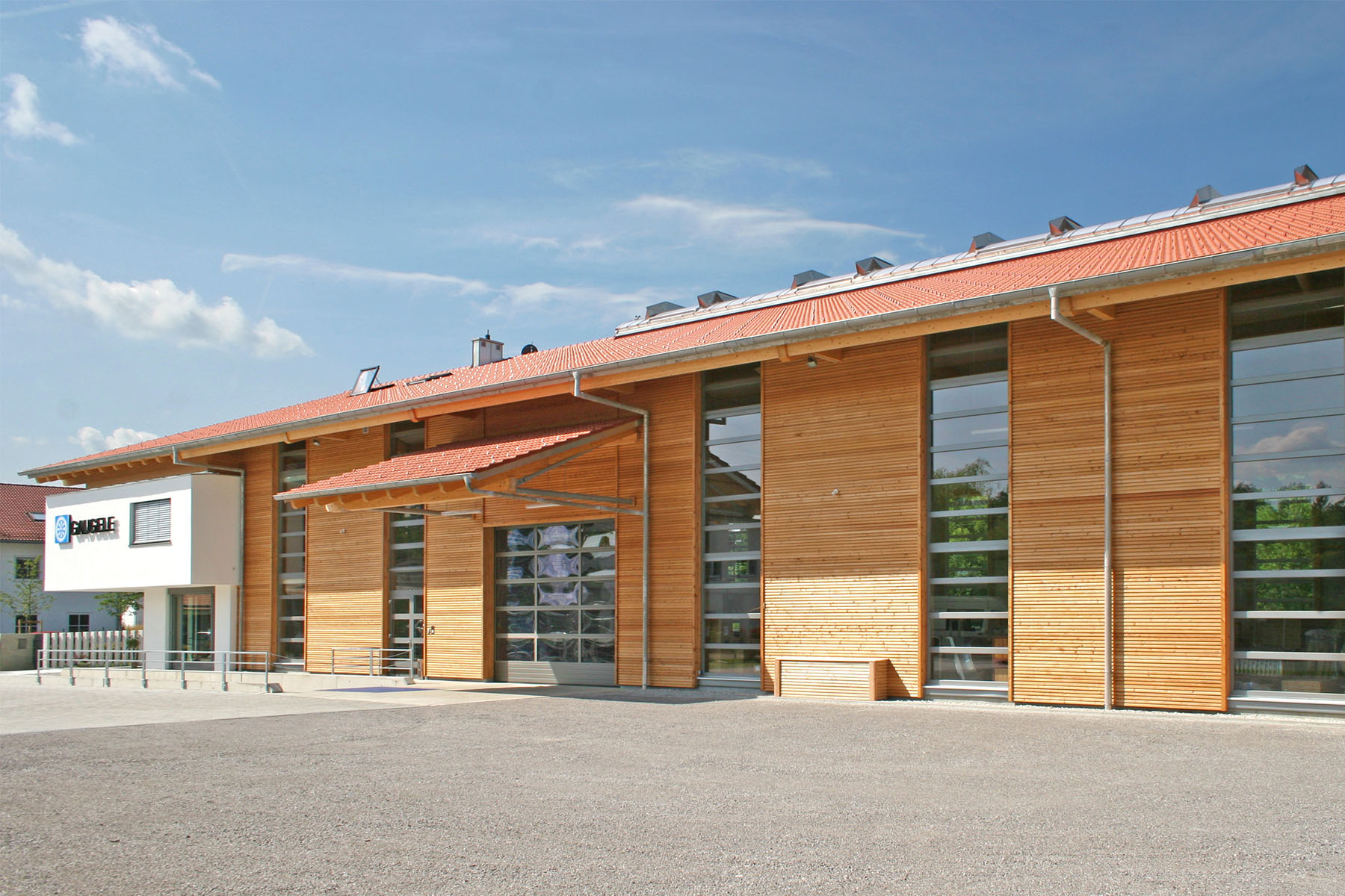 Betriebshalle mit Büro