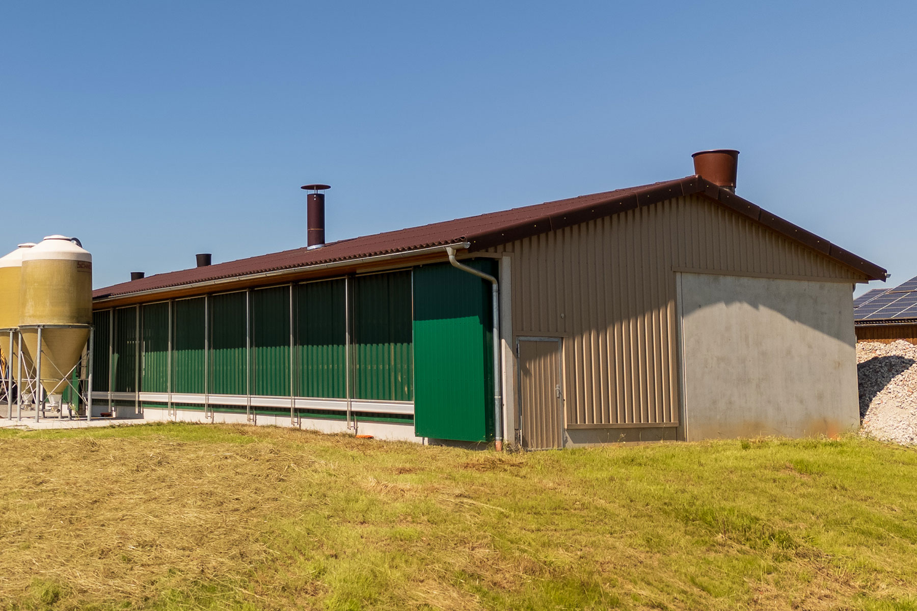 Maschinenhalle mit Stahl-Holz-Rahmen