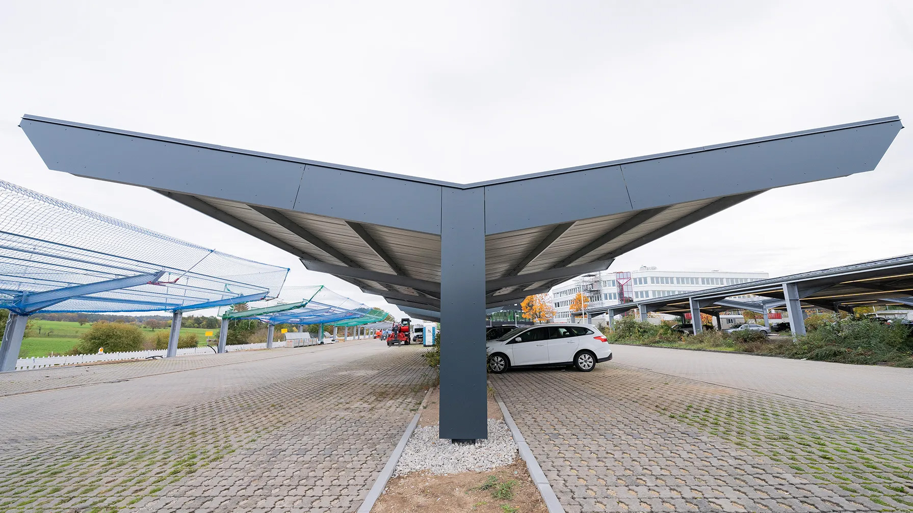 Zweireihiges Stahl-Carport in Y-Form