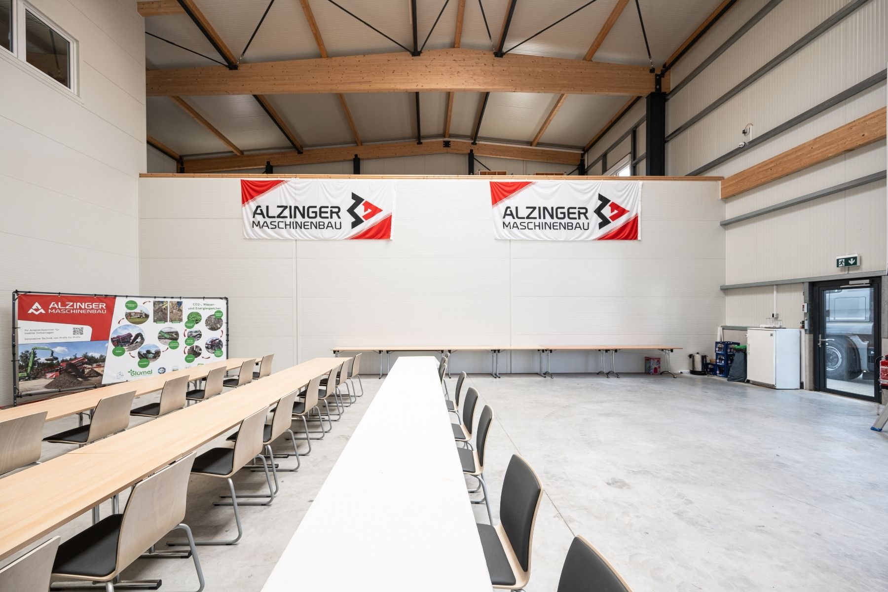 Produktionshalle mit Besprechungsraum