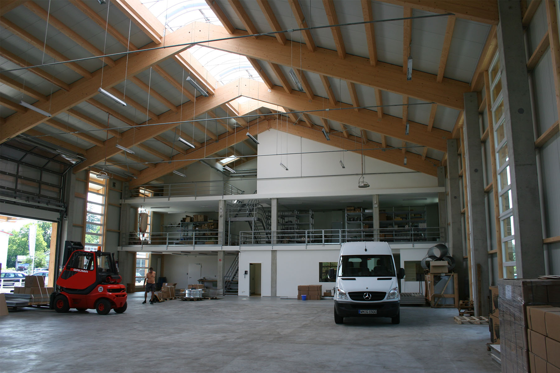 Betriebshalle mit Büro