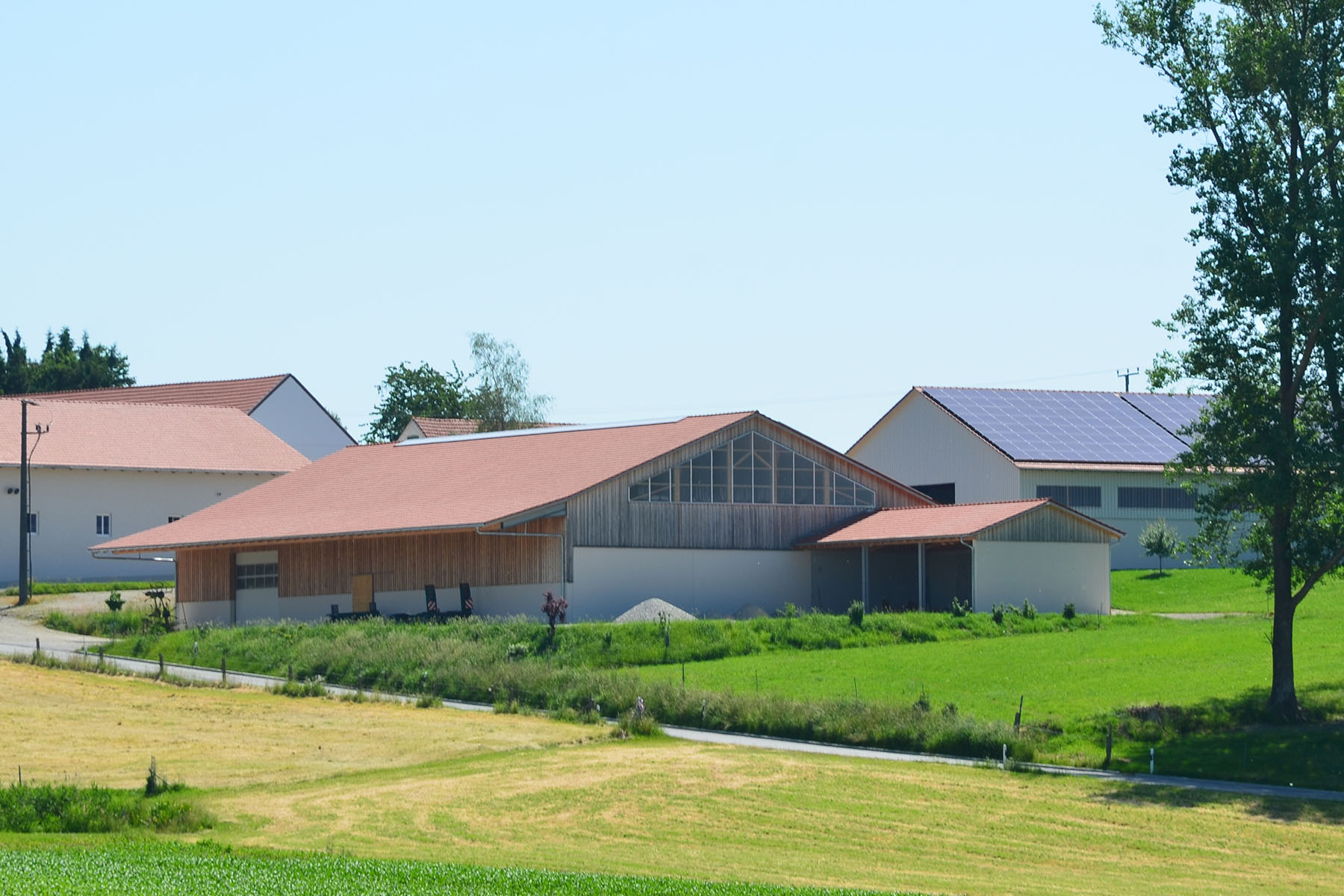 Maschinenhalle mit Winkelstützwand