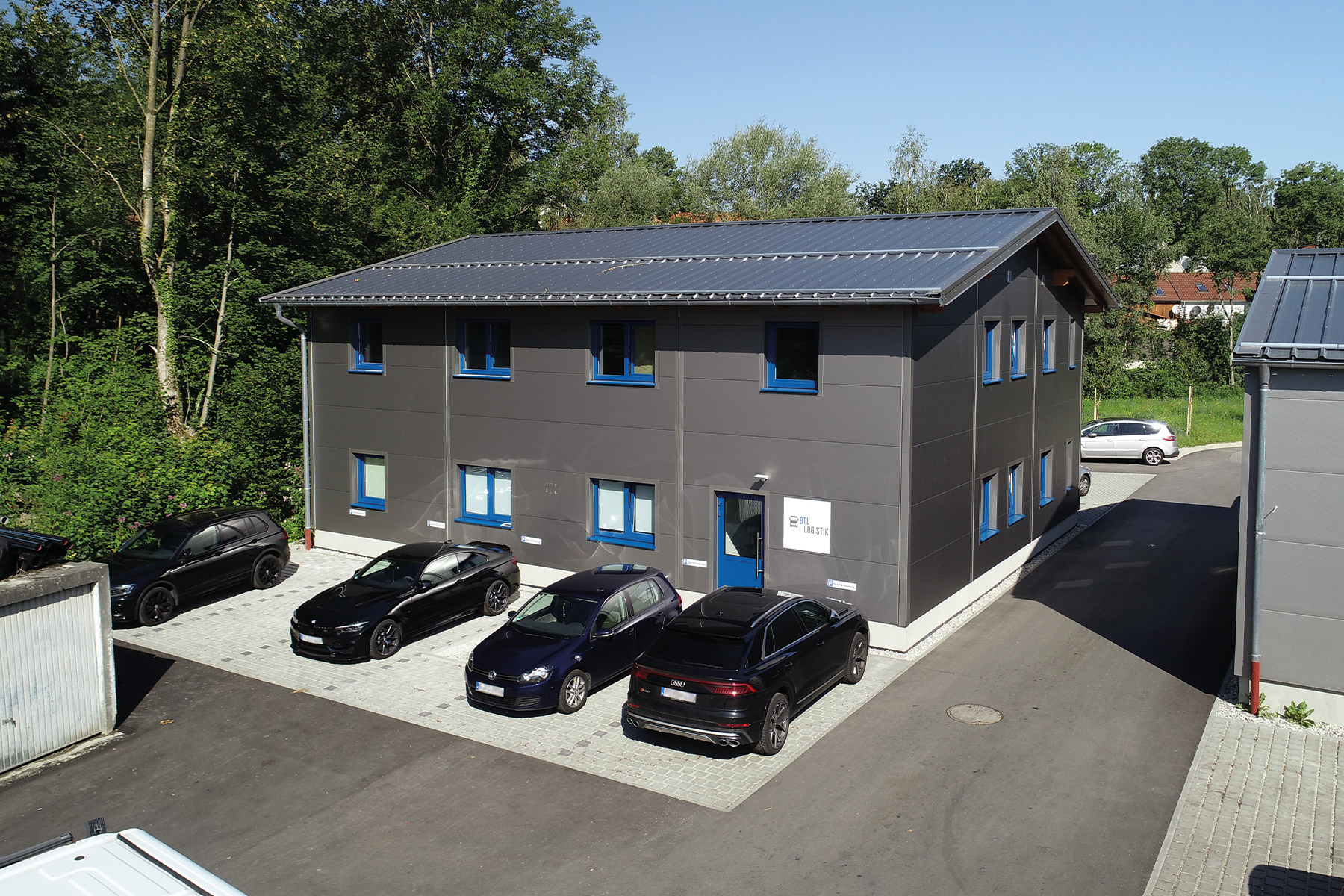 Lagerhalle mit Büro