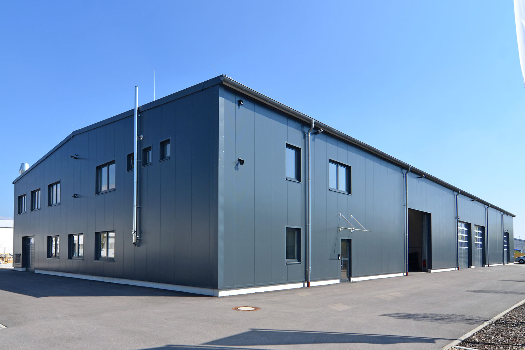 Produktionshalle mit Buero