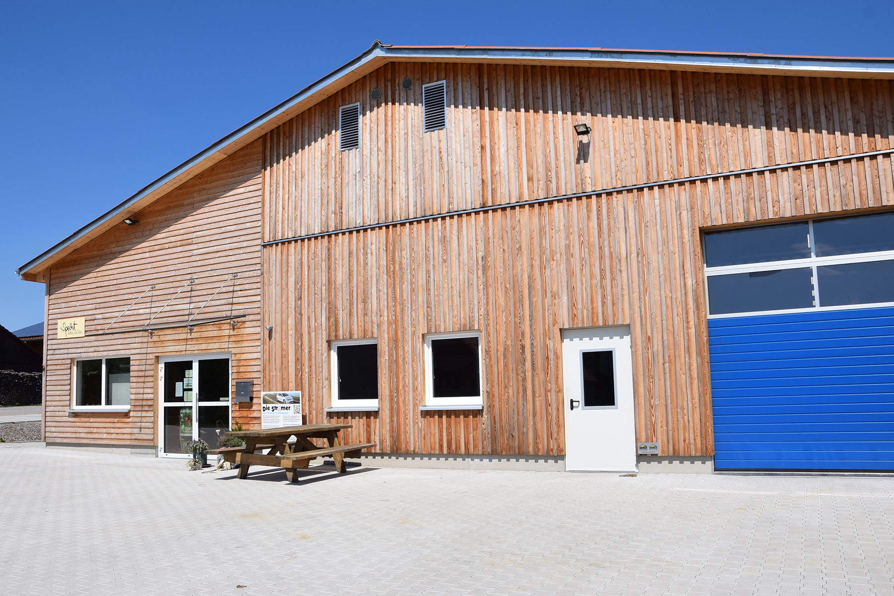 Produktionshalle mit Verkauf