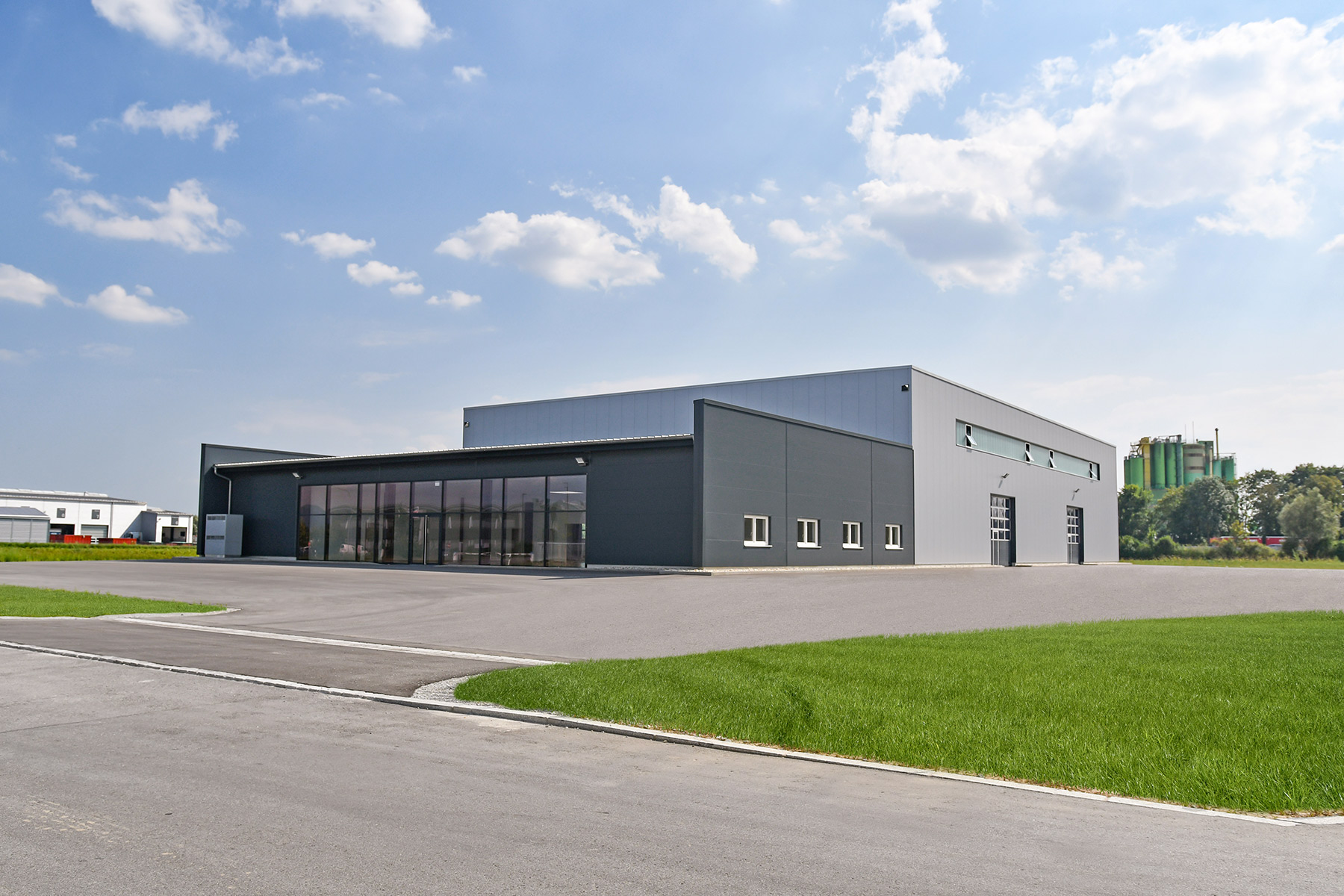 Lagerhalle mit Verkauf