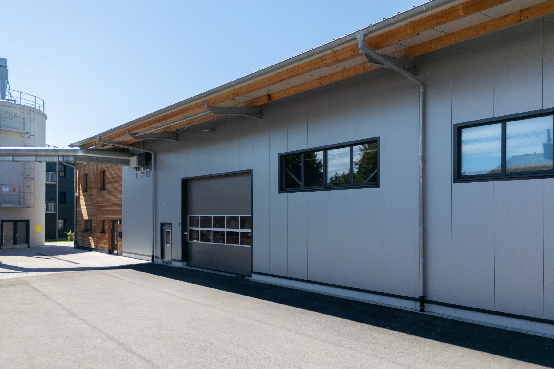 Halle mit grauer Fassade