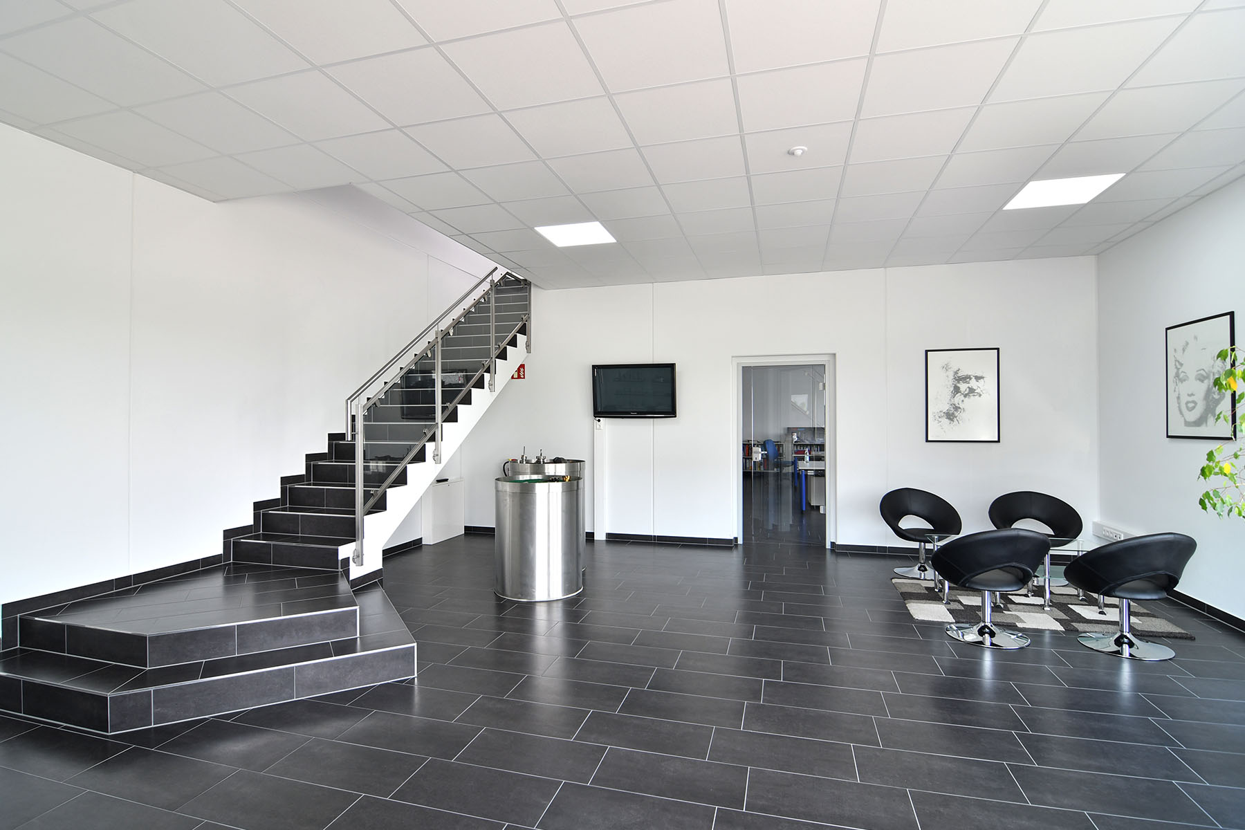 Produktionshalle mit Buero & Sozialraeumen