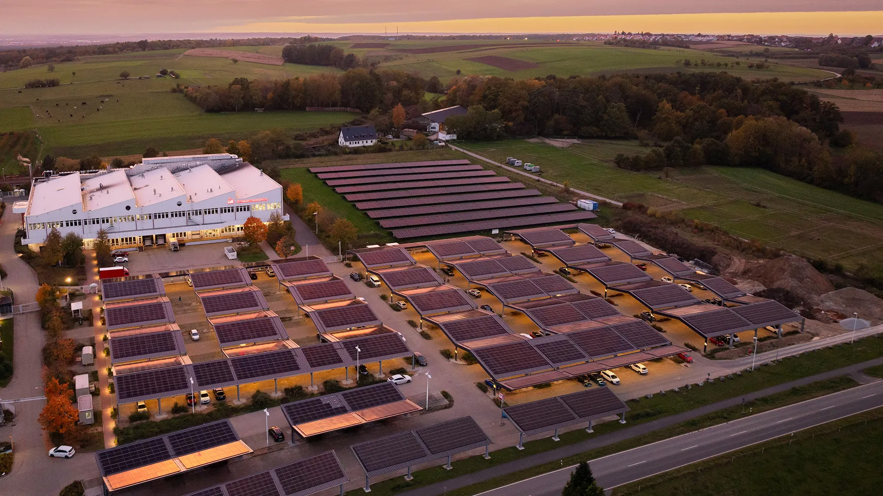 Großparkplatz mit PV-Carport Systemen aus Stahl