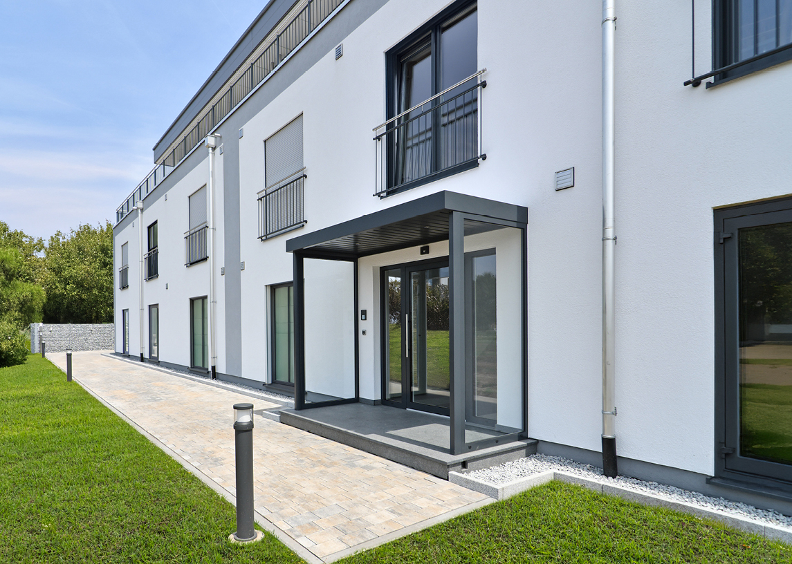 Mehrfamilienbau mit vielen Balkonen