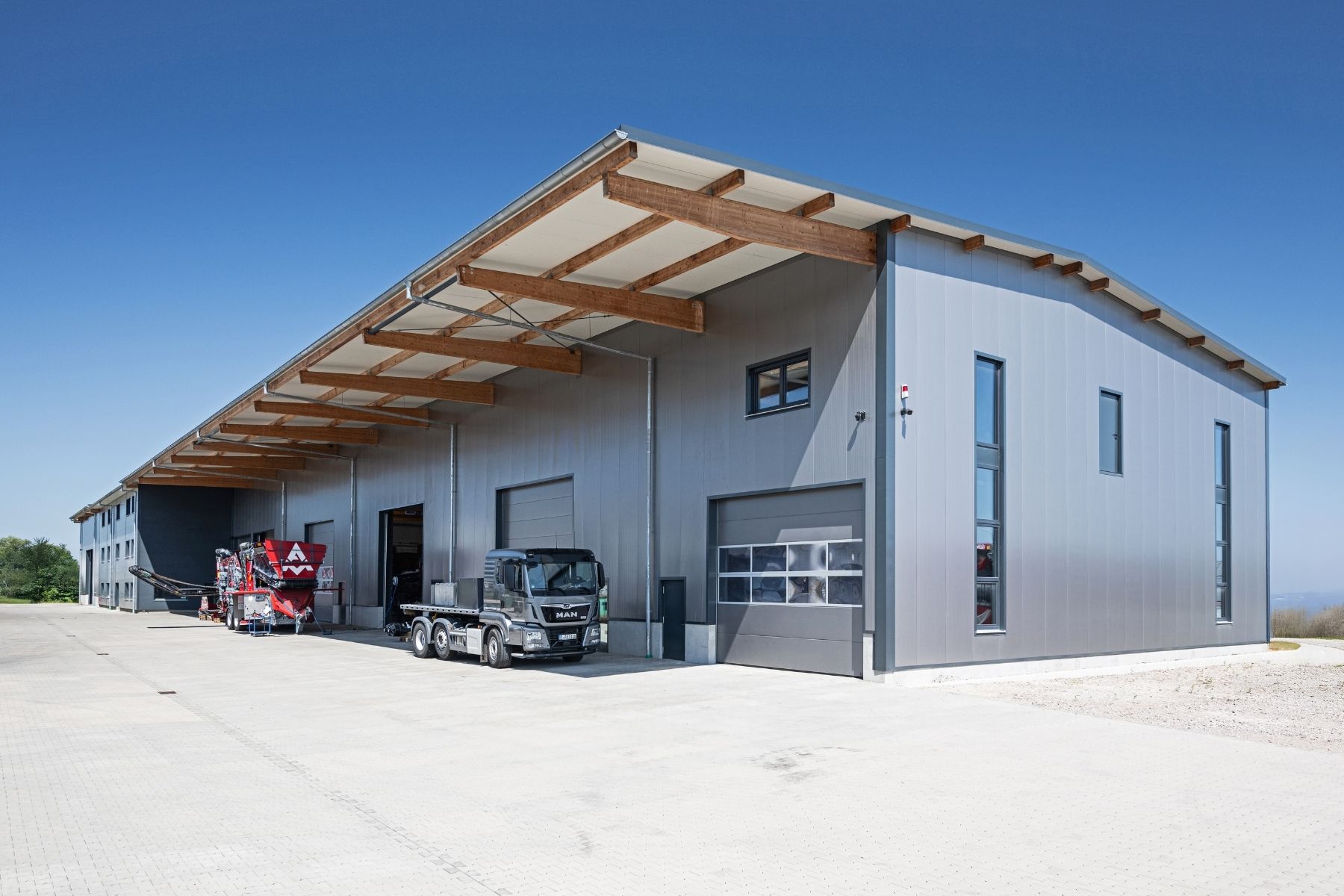 Produktionshalle mit grauer Fassade