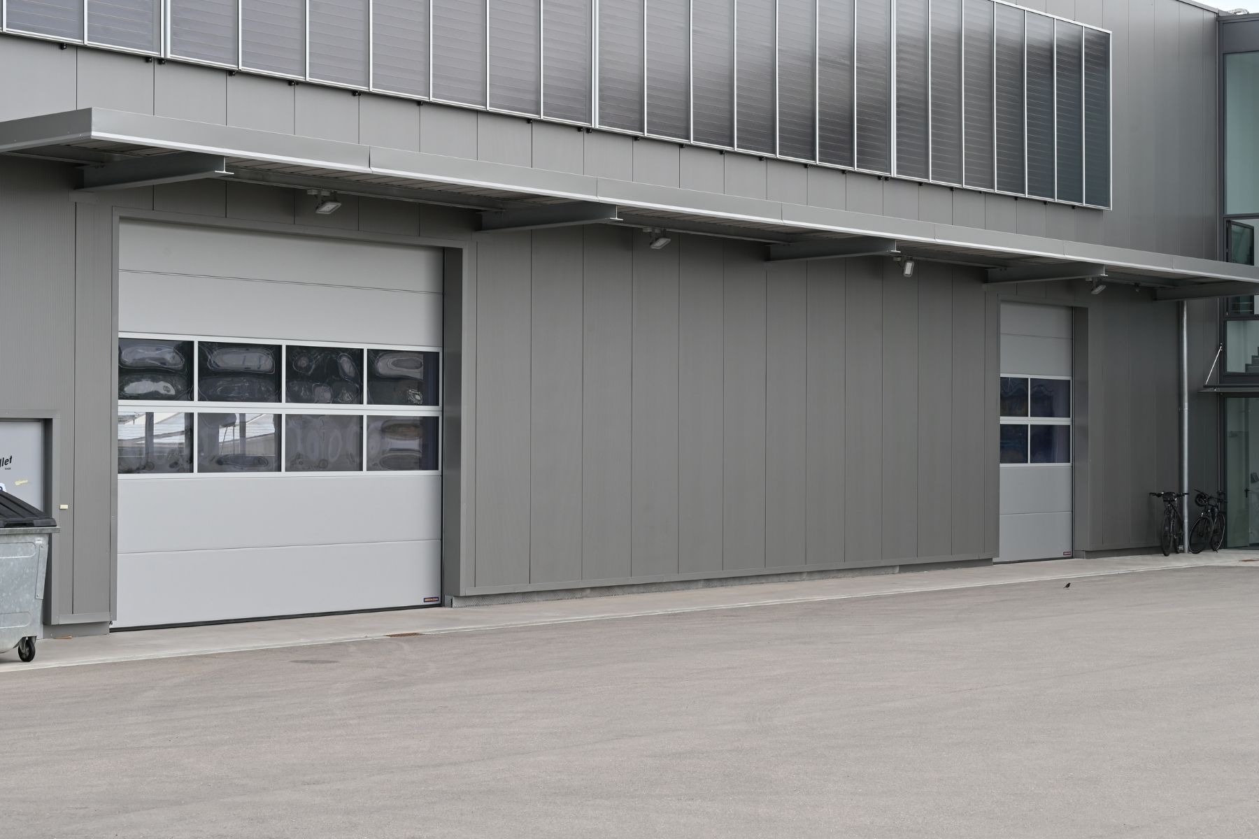 Produktionshalle mit grauer Fassade