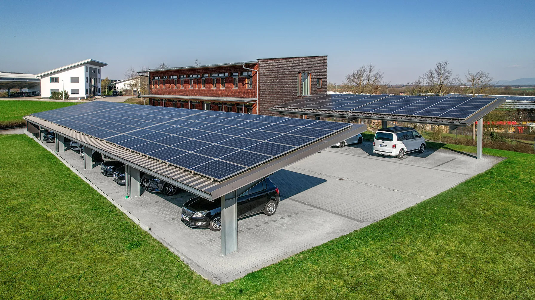 Zwei einreihige PV-Carports aus Stahl 