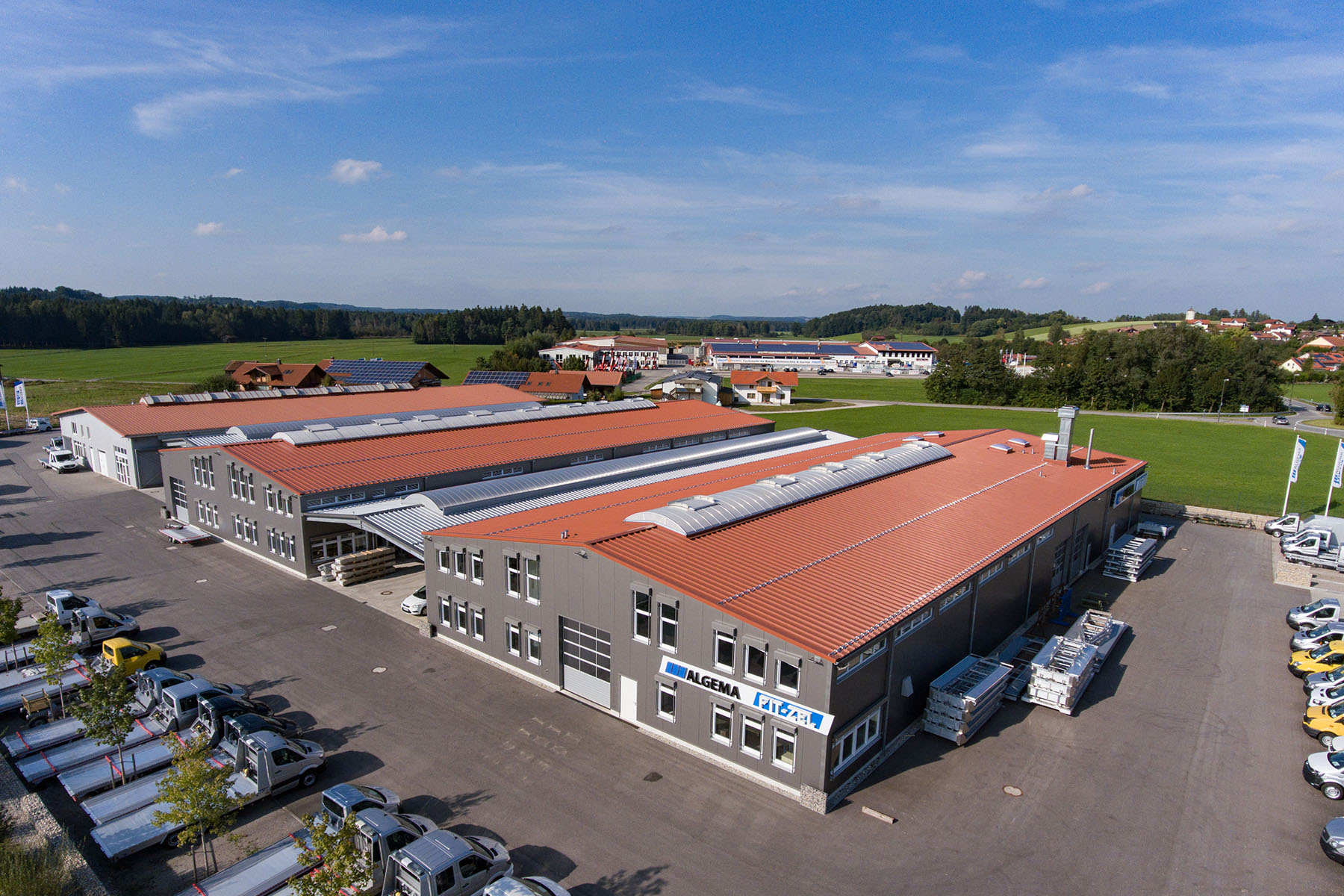 Sandwichhalle mit Lichtfirst