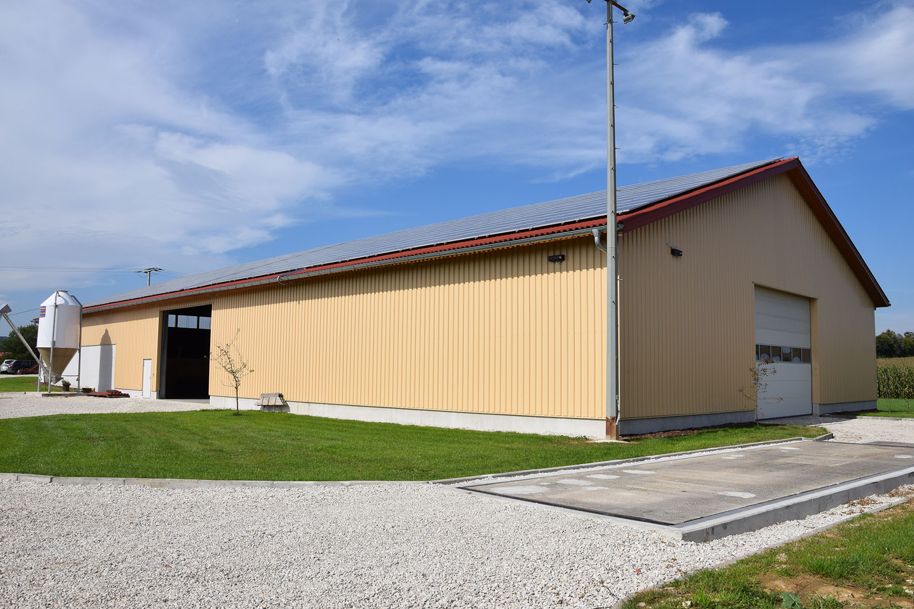 Maschinenhalle mit Trapezblechverkleidung