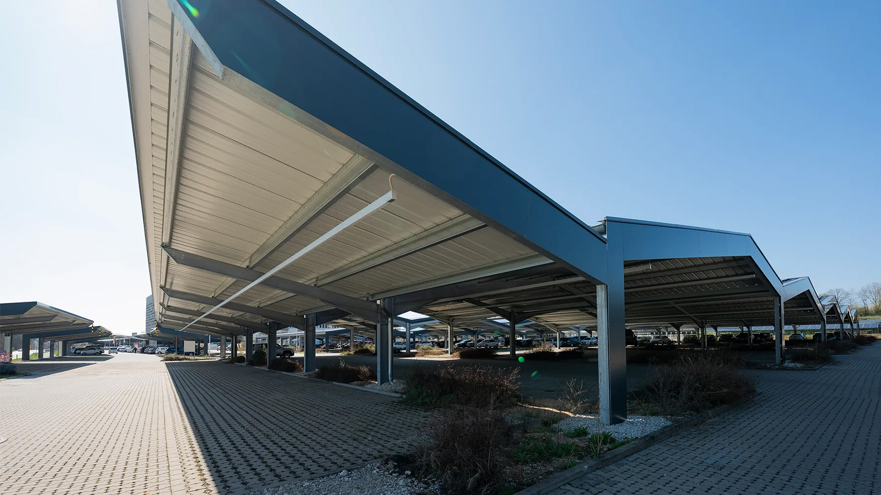 Carport System spendet Autos schatten