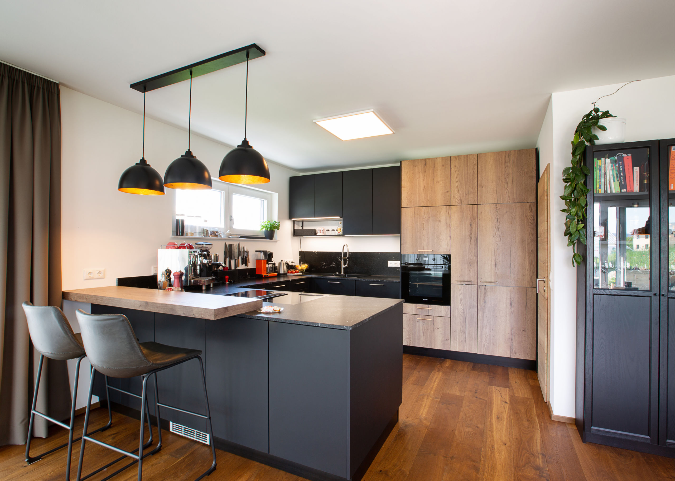 Moderne Küche mit Frühstückstheke