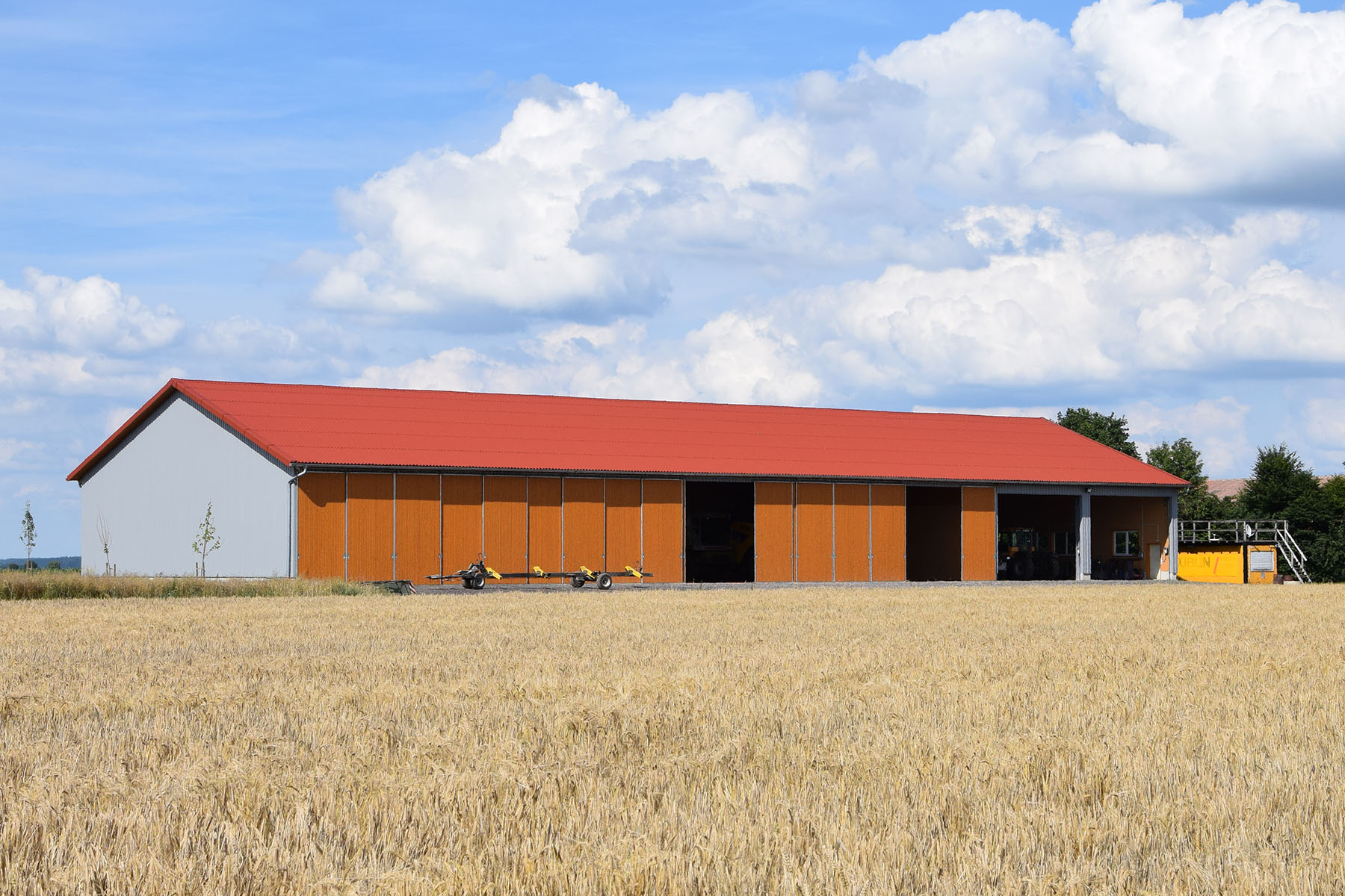 Maschinenhalle mit Schiebetoren