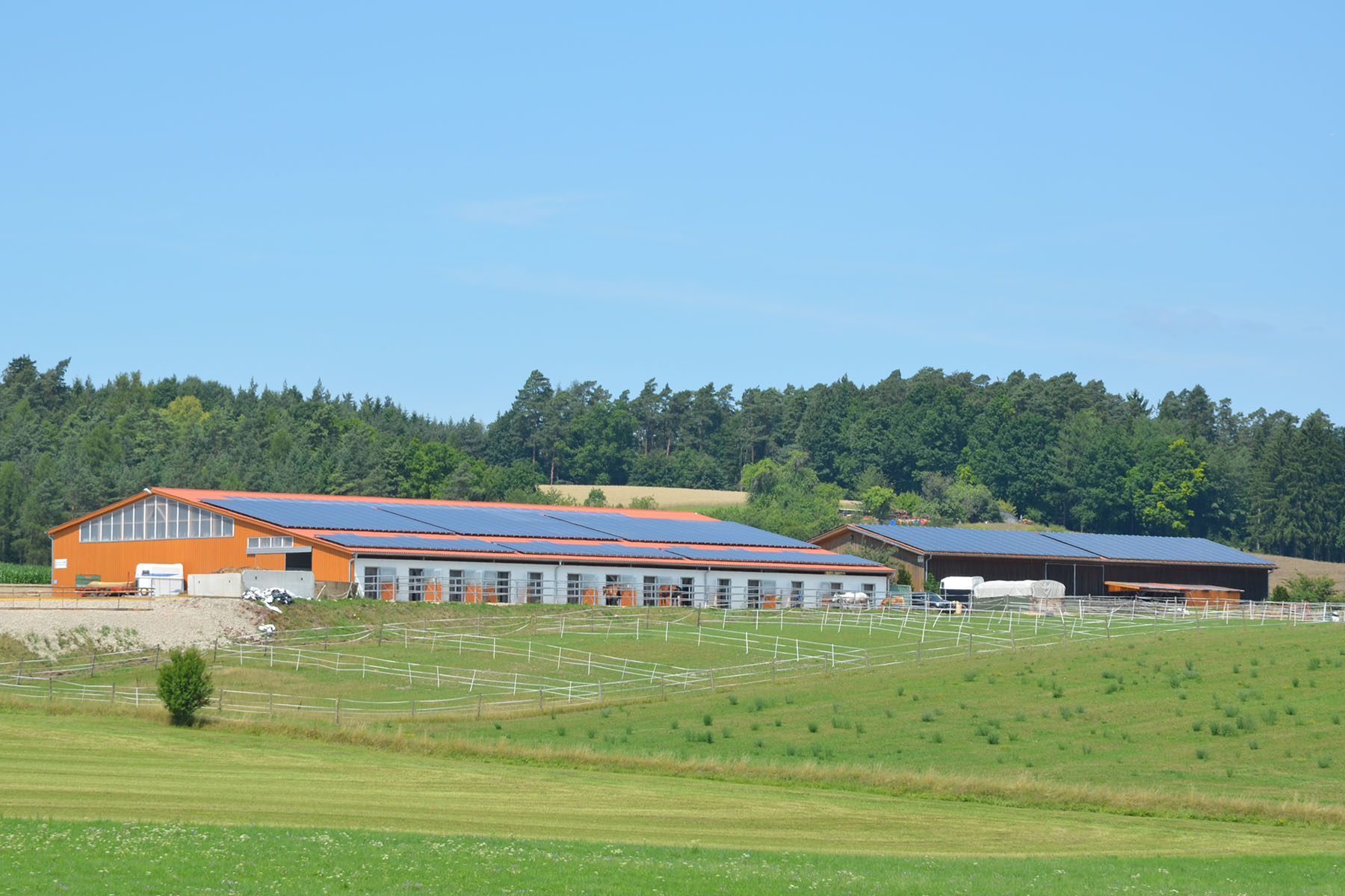 Reithalle mit Photovoltaik