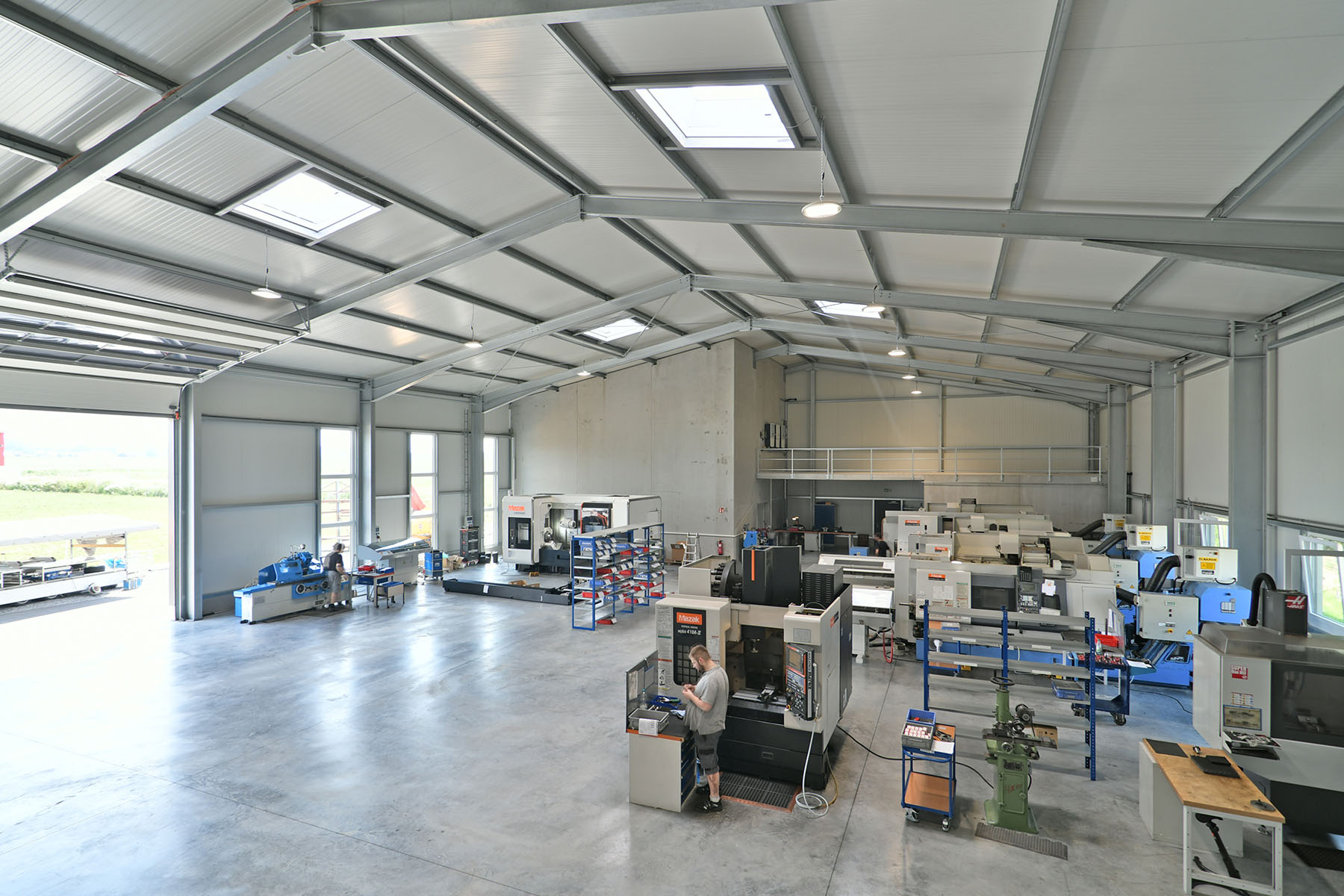 Produktionshalle mit Buero & Sozialraeumen