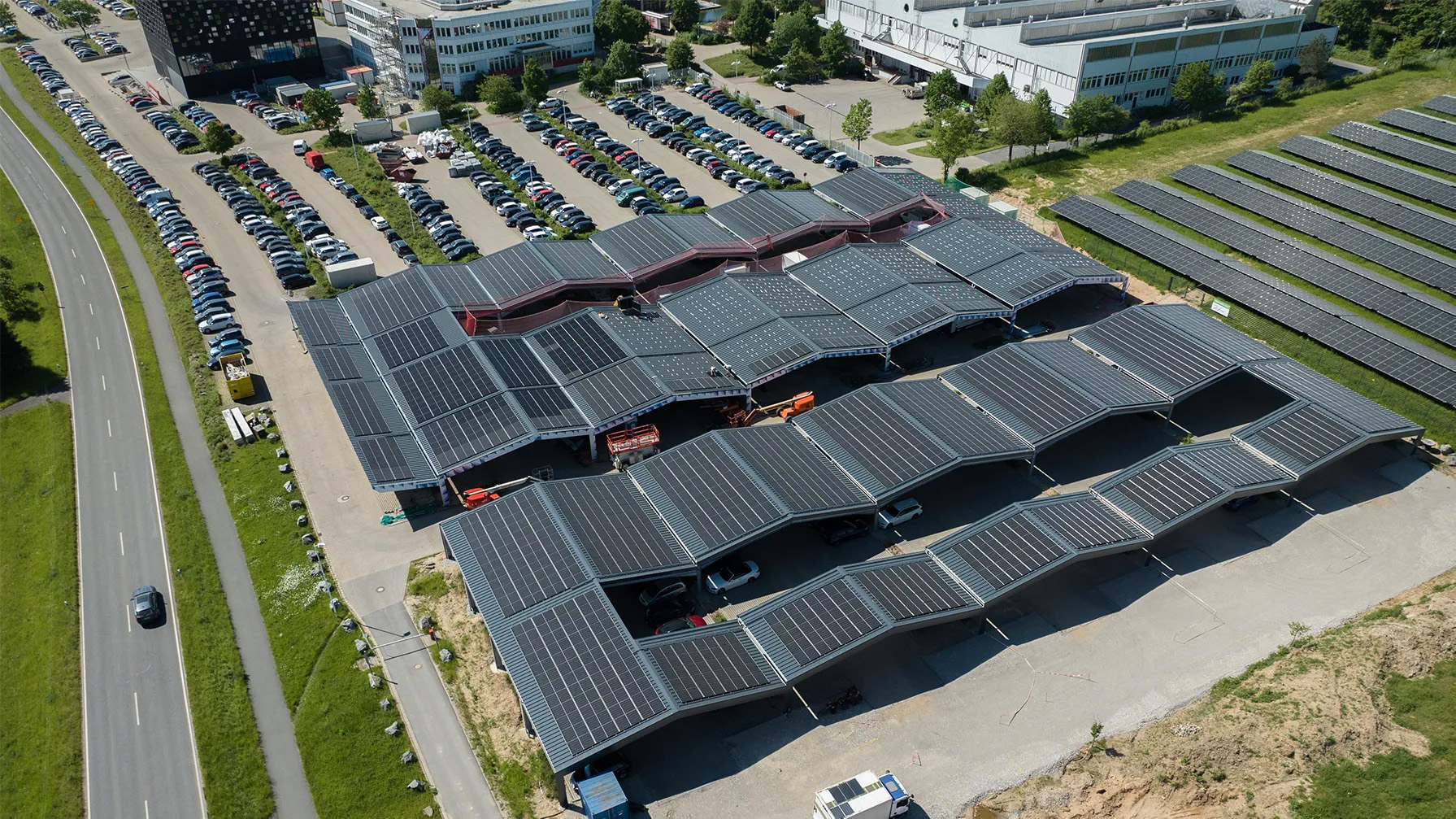 PV-Carport auf Firmenparkplatz für Elektroautos