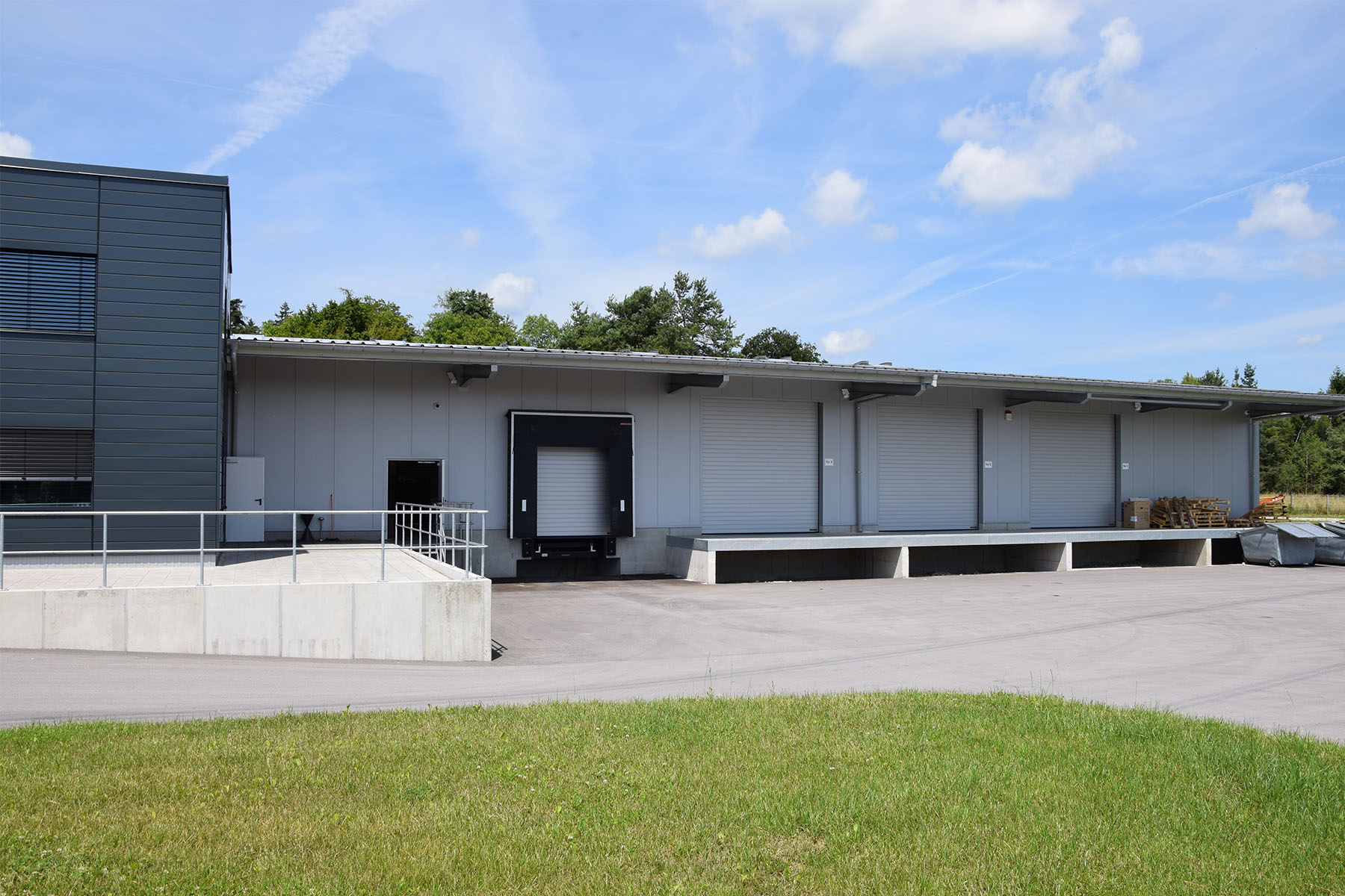 Lagerhalle mit Buero und FT-Garagen