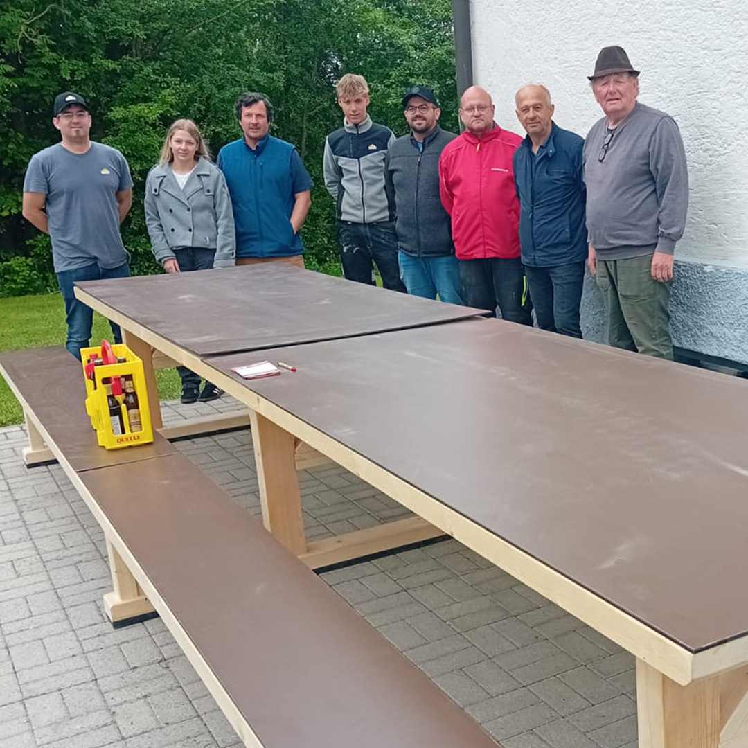 Menschen hinter Tisch