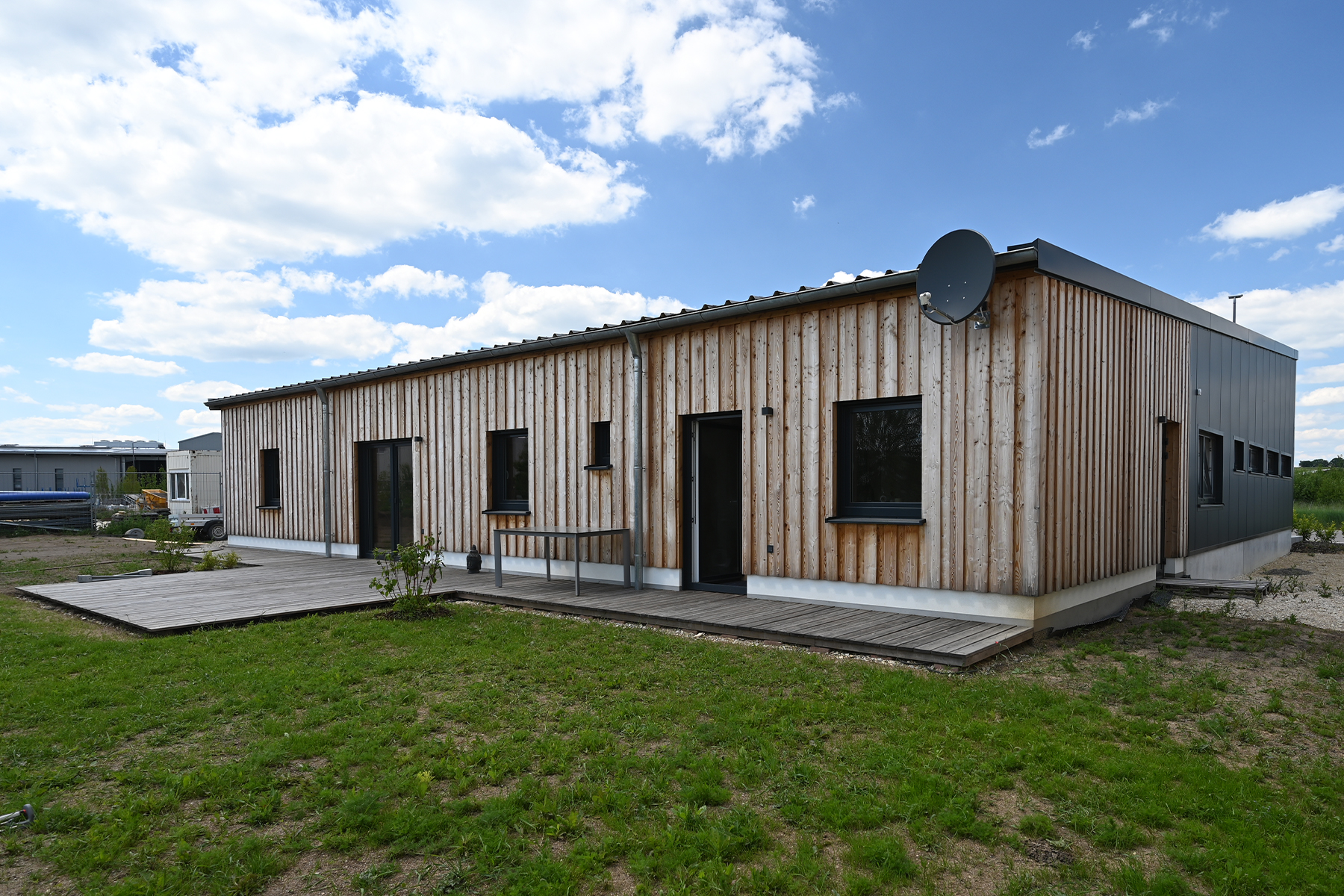 Motorrad-Werkstatt Holzfassade