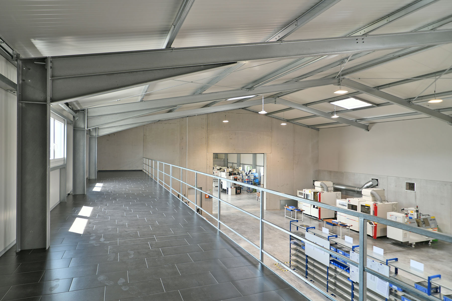 Produktionshalle mit Buero & Sozialraeumen
