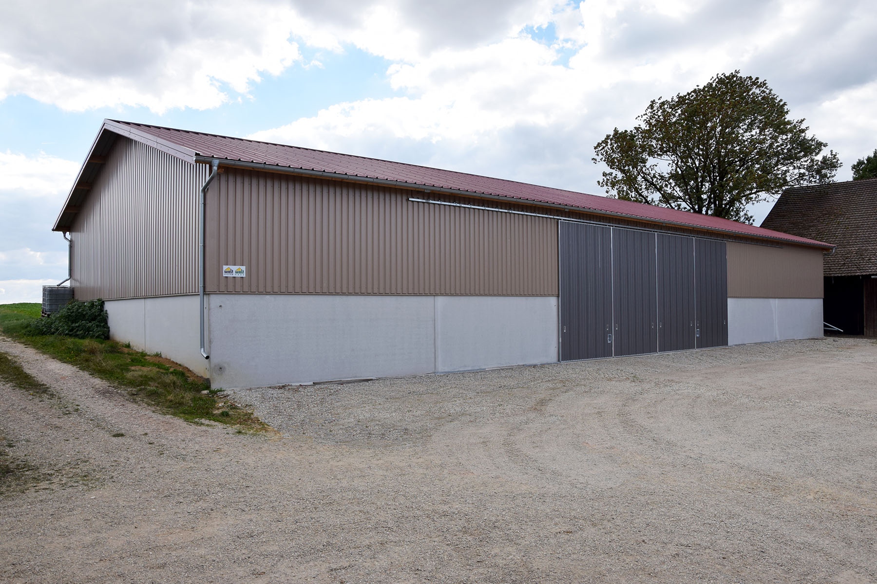 Maschinenhalle mit Schüttwand