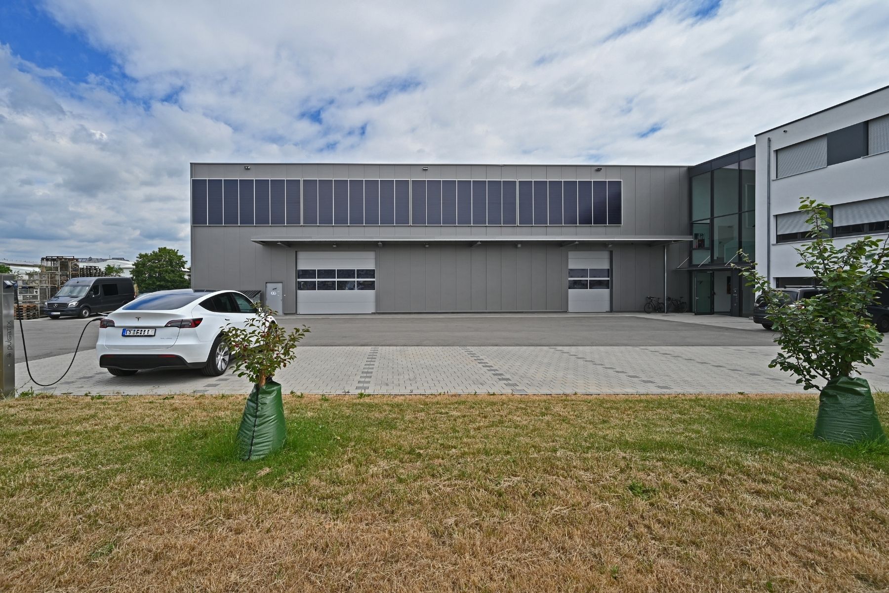 Produktionshalle mit grauer Fassade