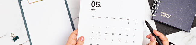 Schreibtisch mit Kalender und Stiften