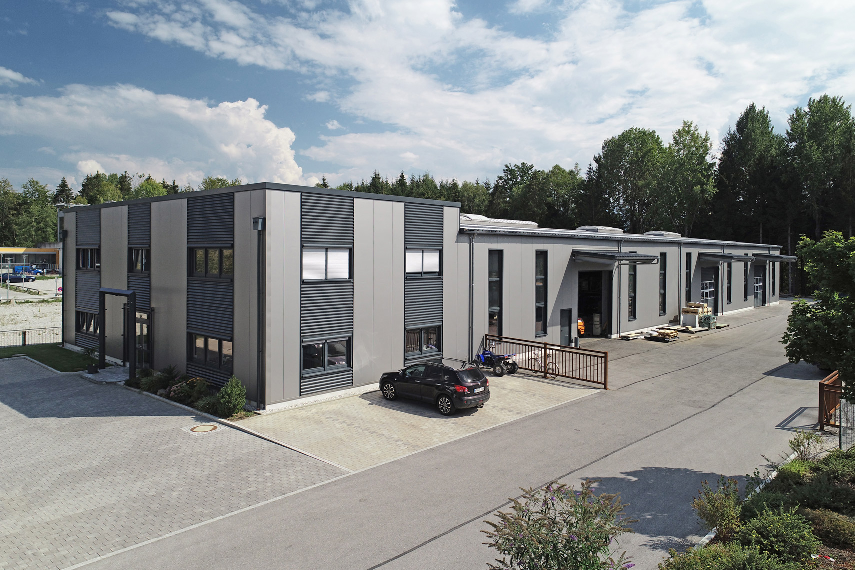 Produktionshalle mit Büro