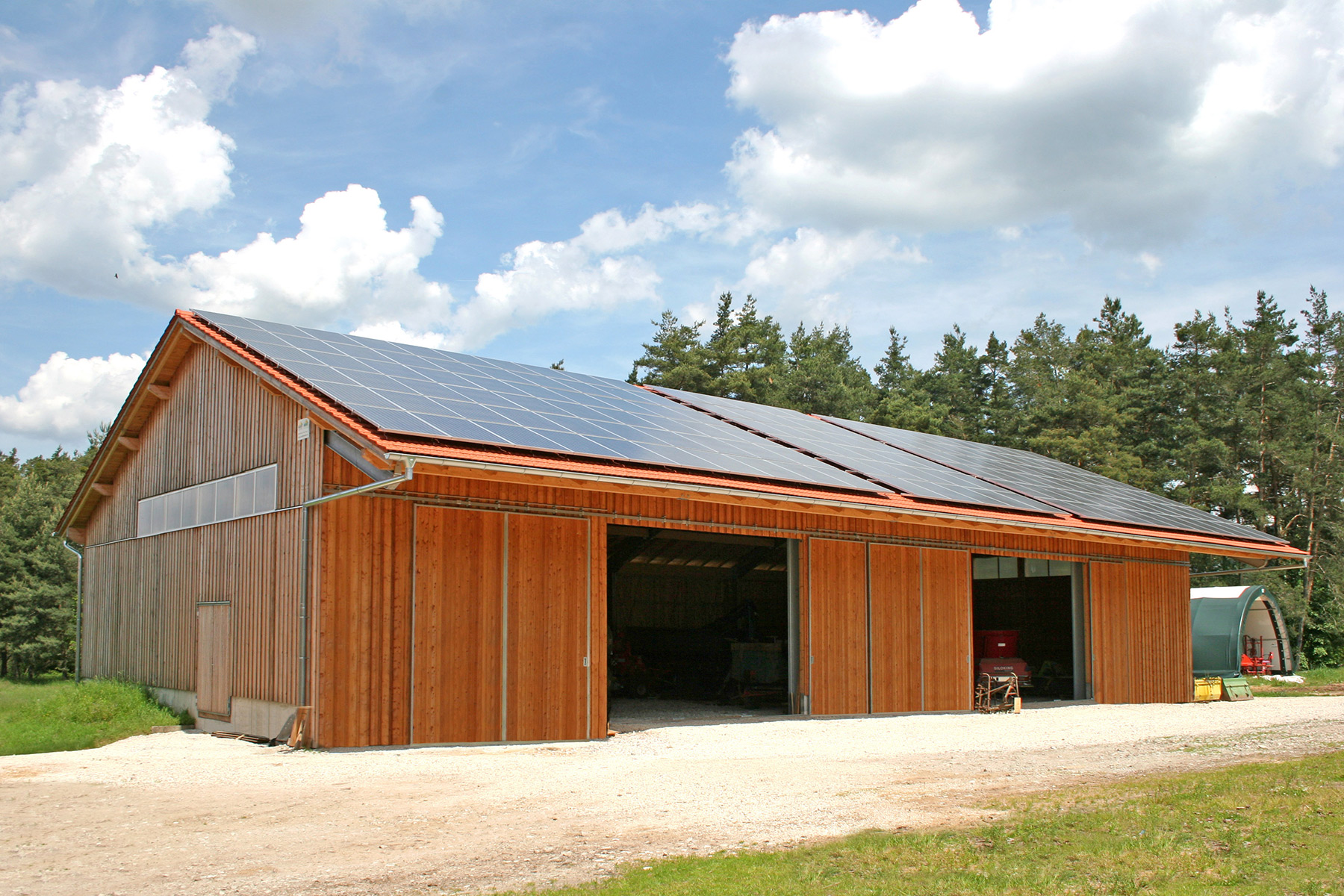 Maschinenhalle mit Holzverschalung