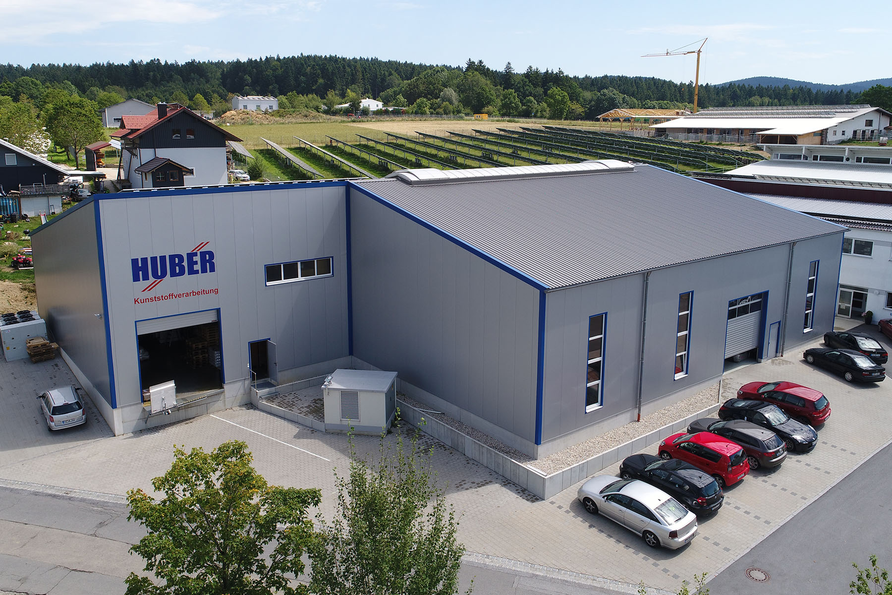 Produktionshalle mit Verbindungsgang