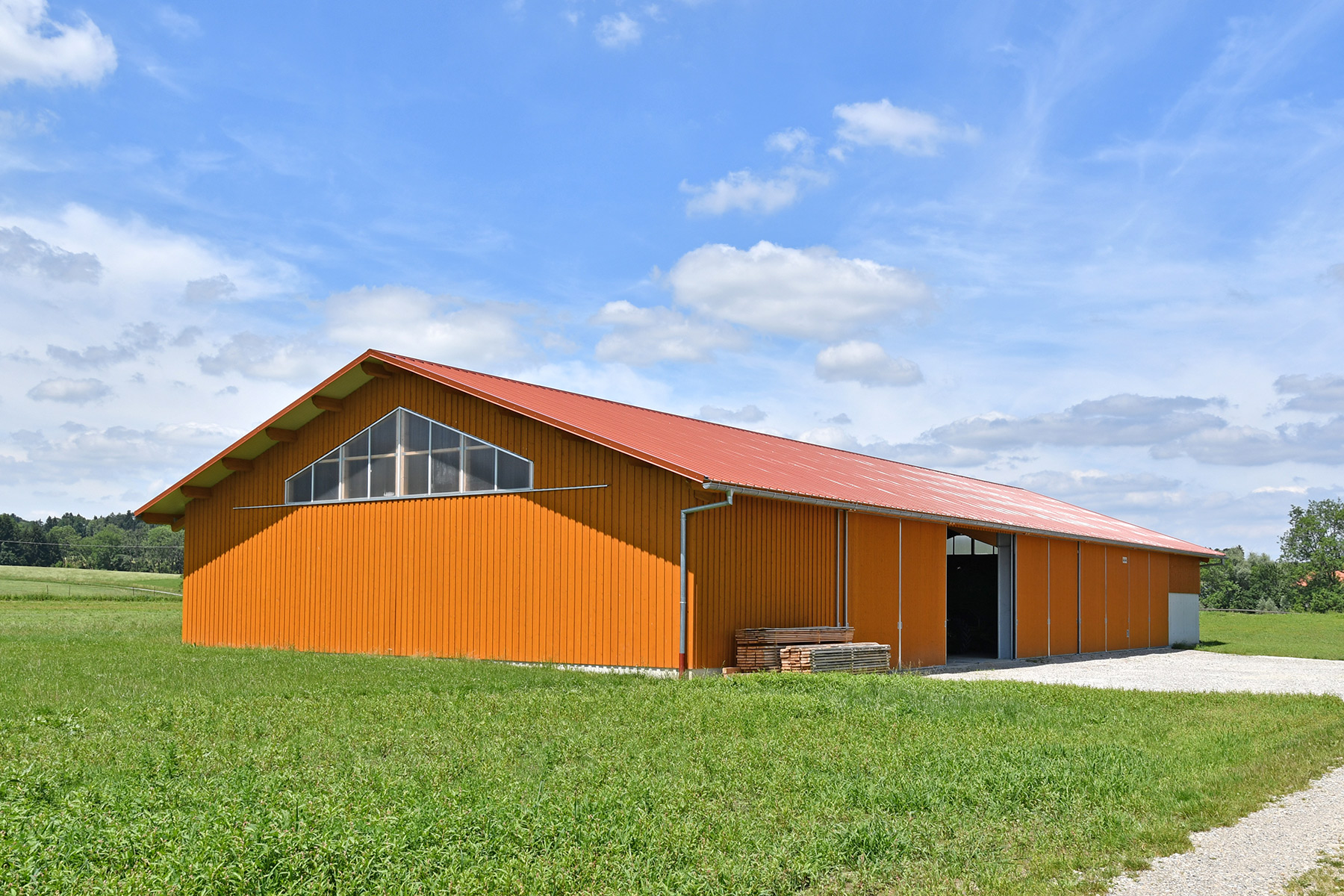 Maschinenhalle mit Holzverkleidung