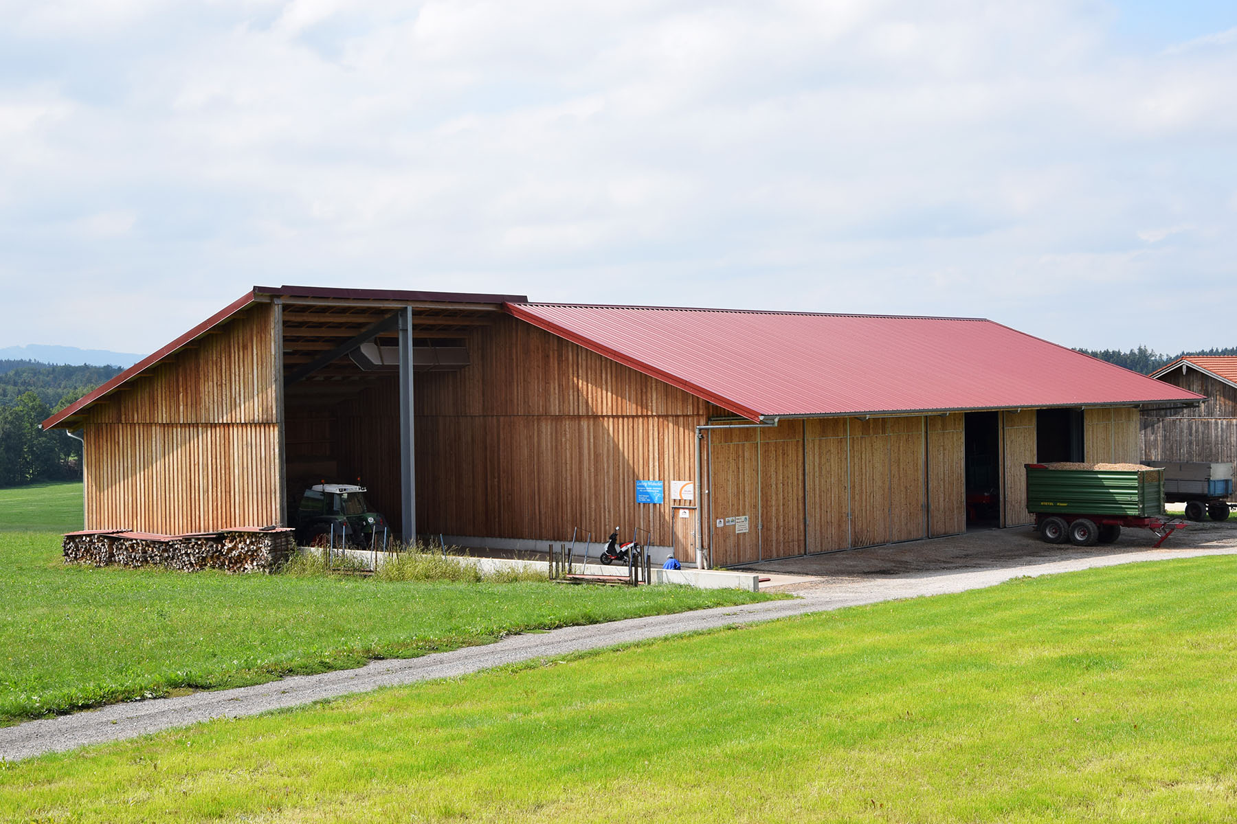 Maschinenhalle mit Holzverkleidung