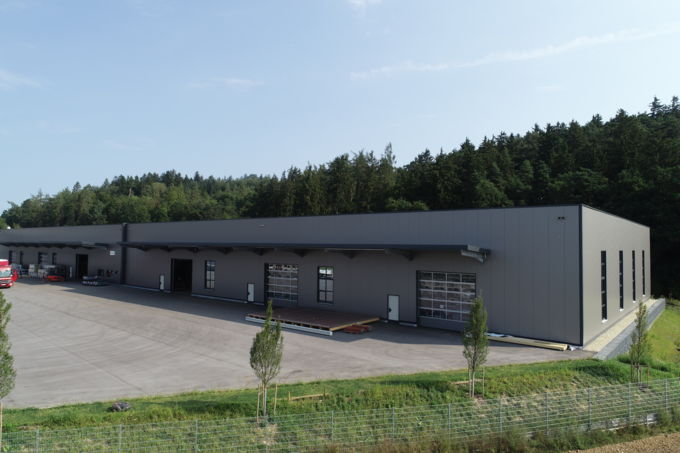 Logistikhalle Milchviehstall mit Cafe