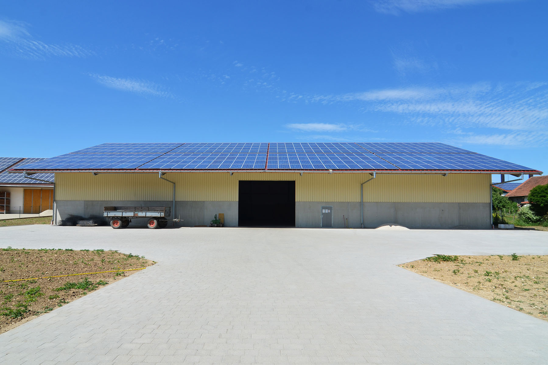 Maschinenhalle mit PV-Anlage