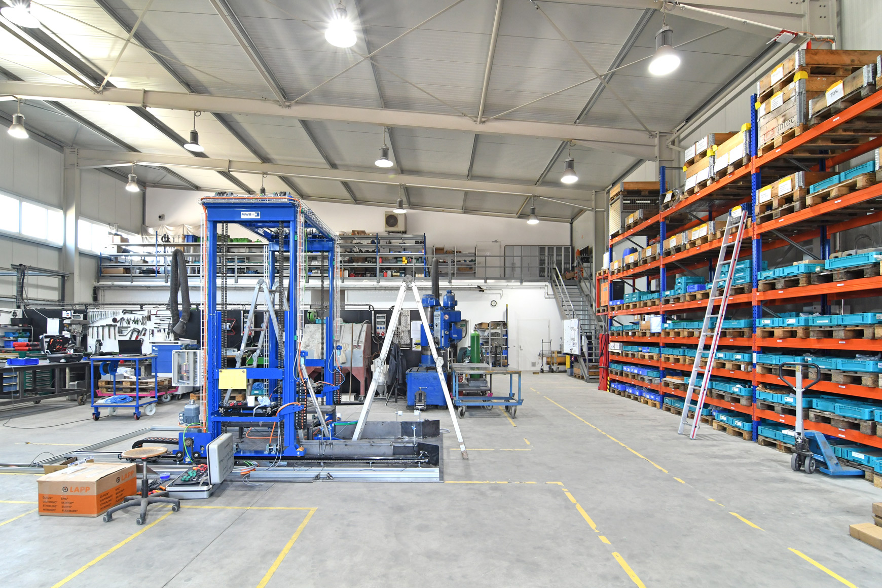 Produktions- und Lagerhalle