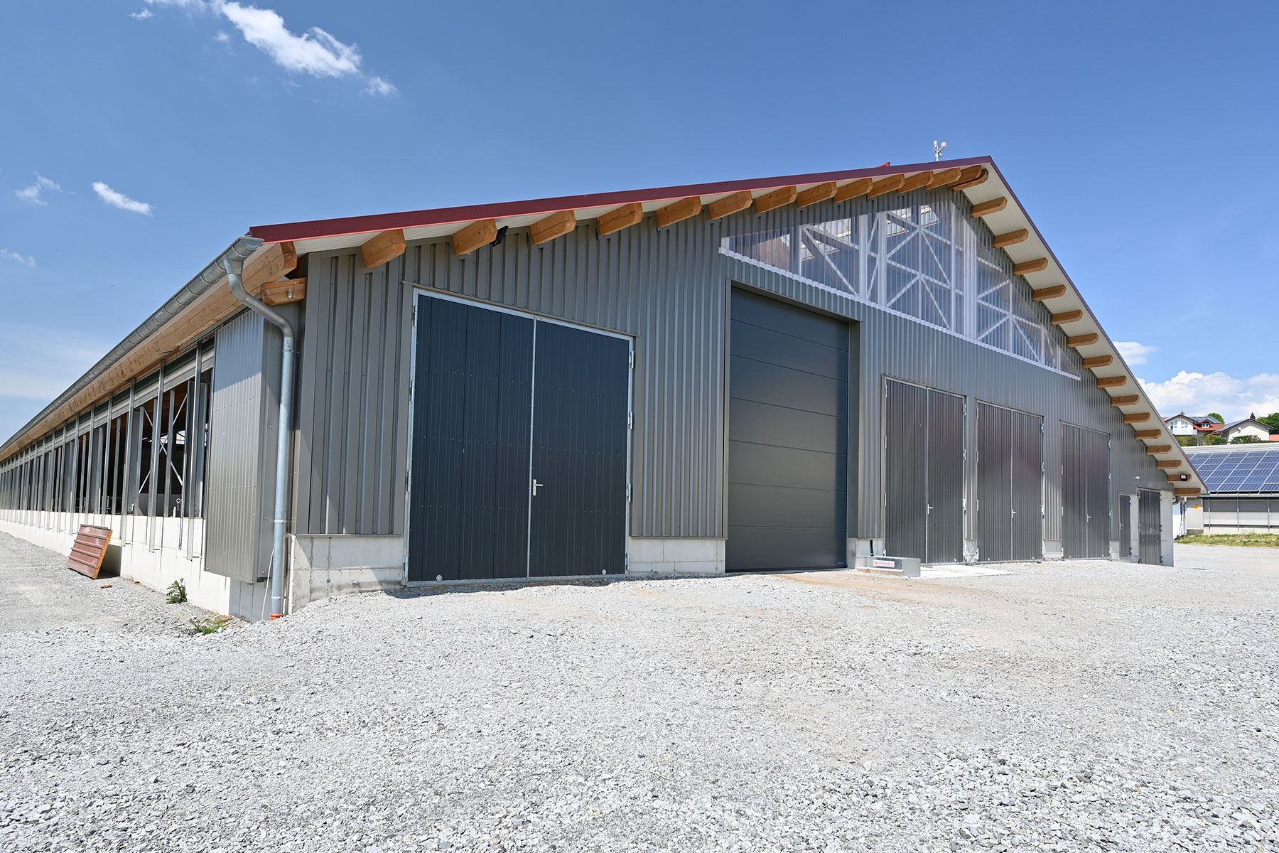 Maschinenhalle mit Stahl-Holz-Rahmen