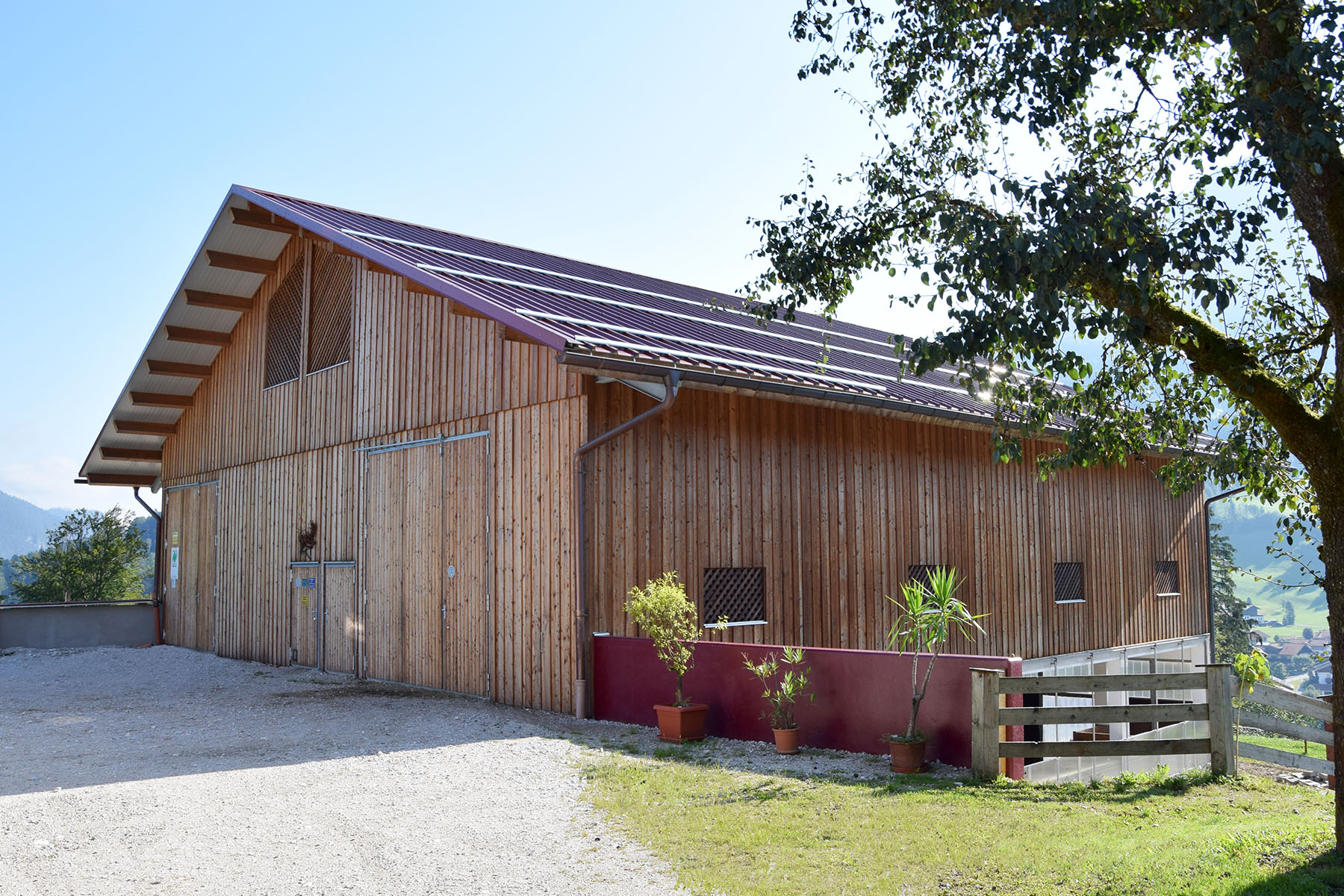 Lagerhalle mit Holzverkleidung