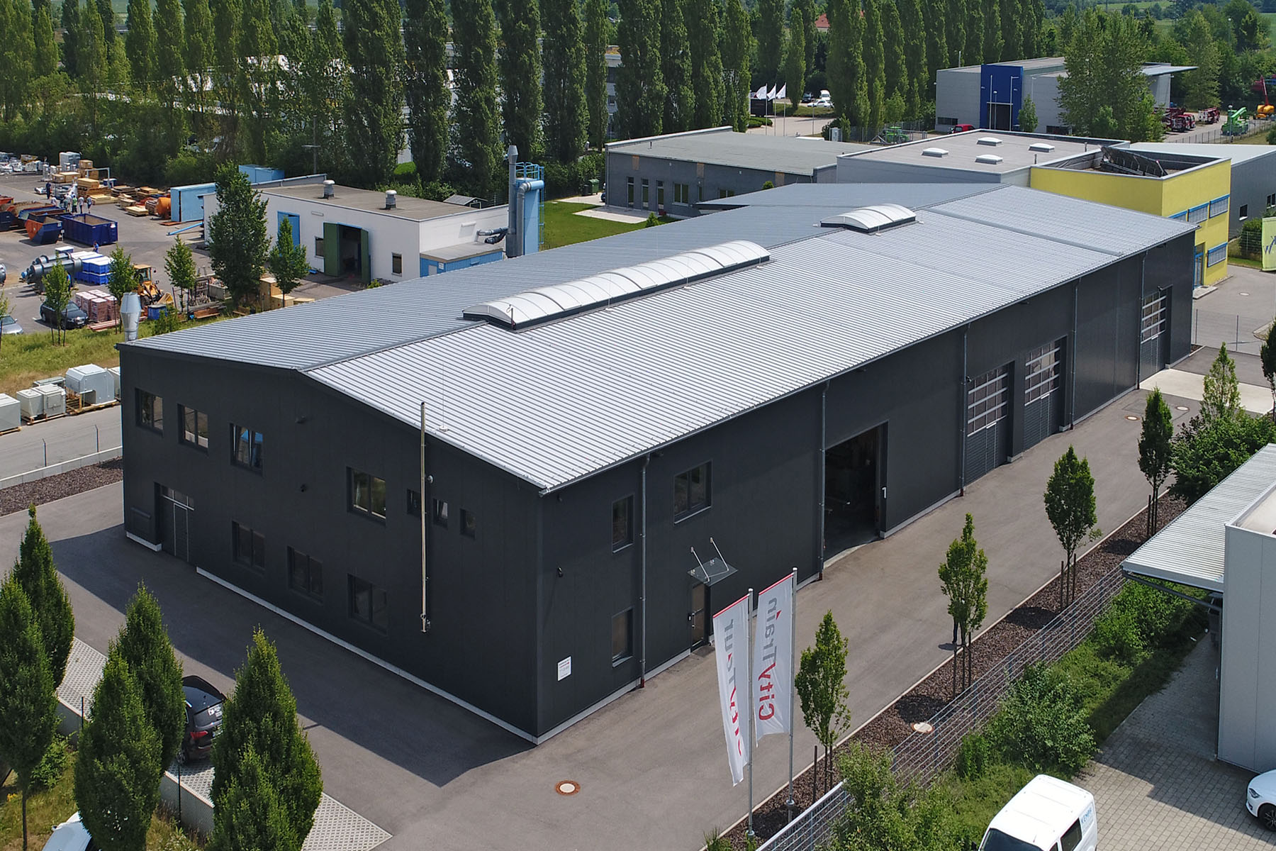 Produktionshalle mit Buero