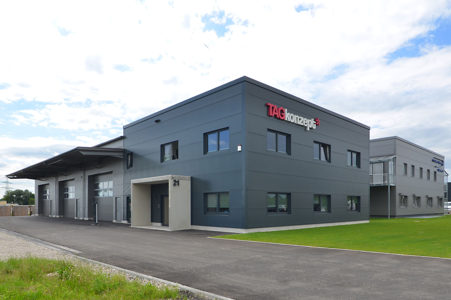 architektonische Gewerbehalle mit Büro