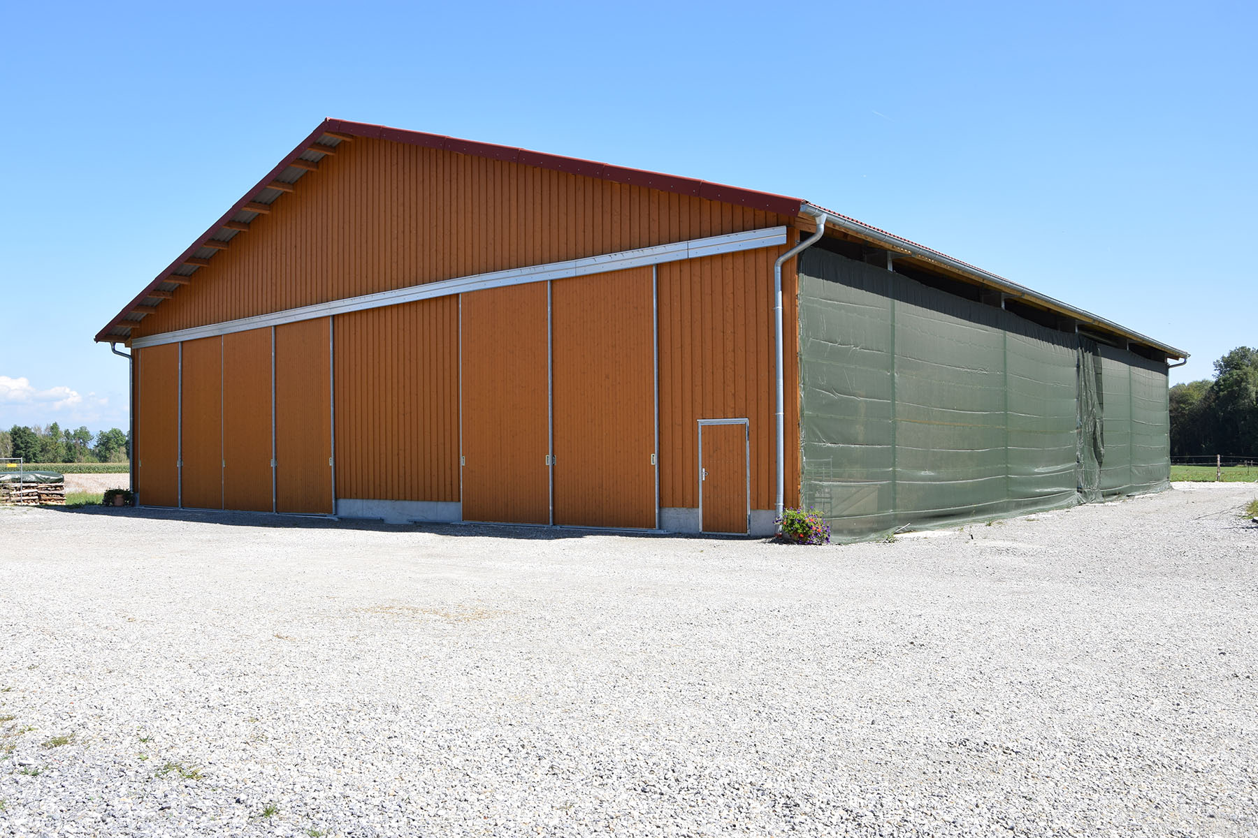 Maschinenhalle mit Planenwand