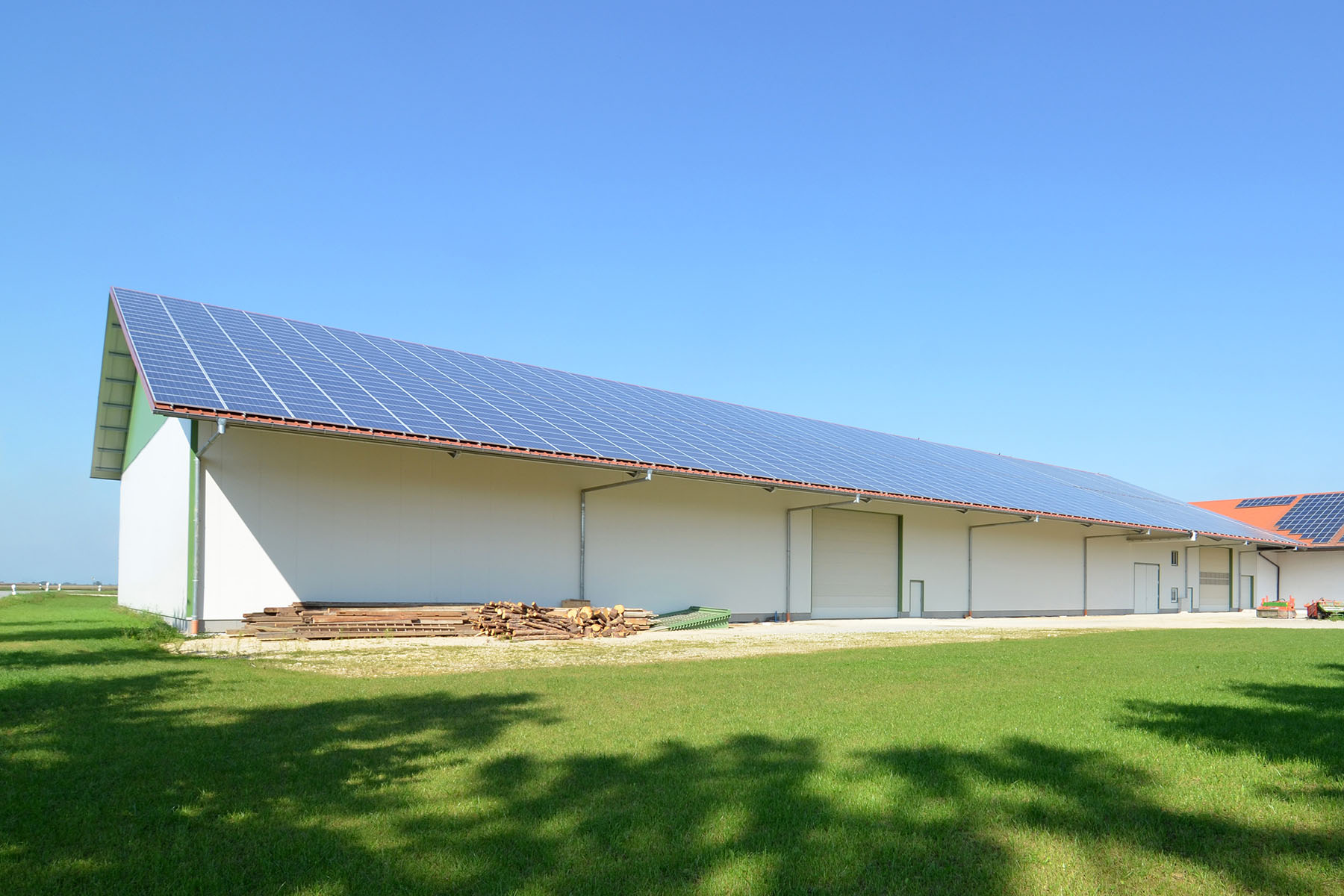 Kartoffellagerhalle gedämmt mit PV-Analge