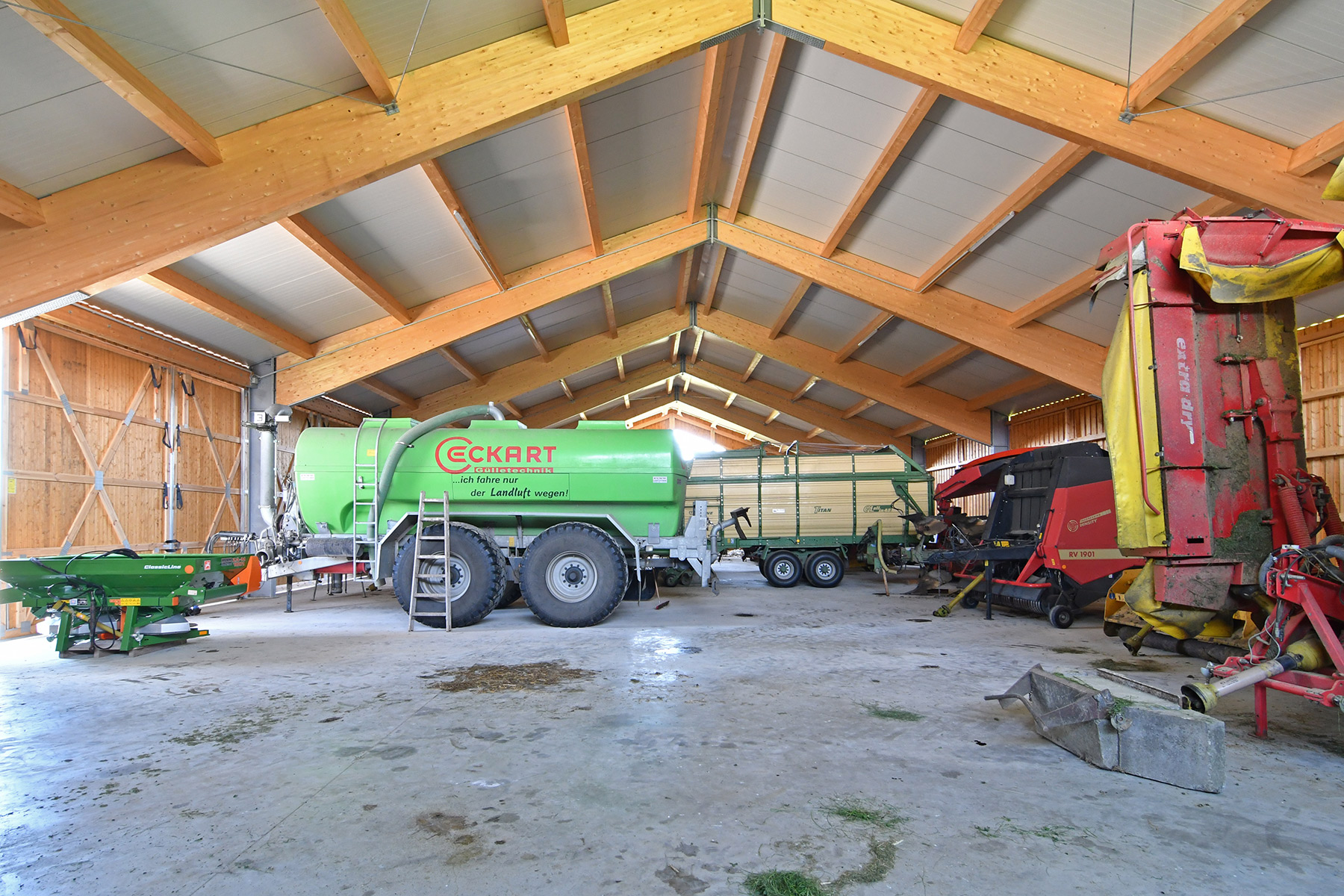 Maschinenhalle mit Stahl-Holz-Rahmen