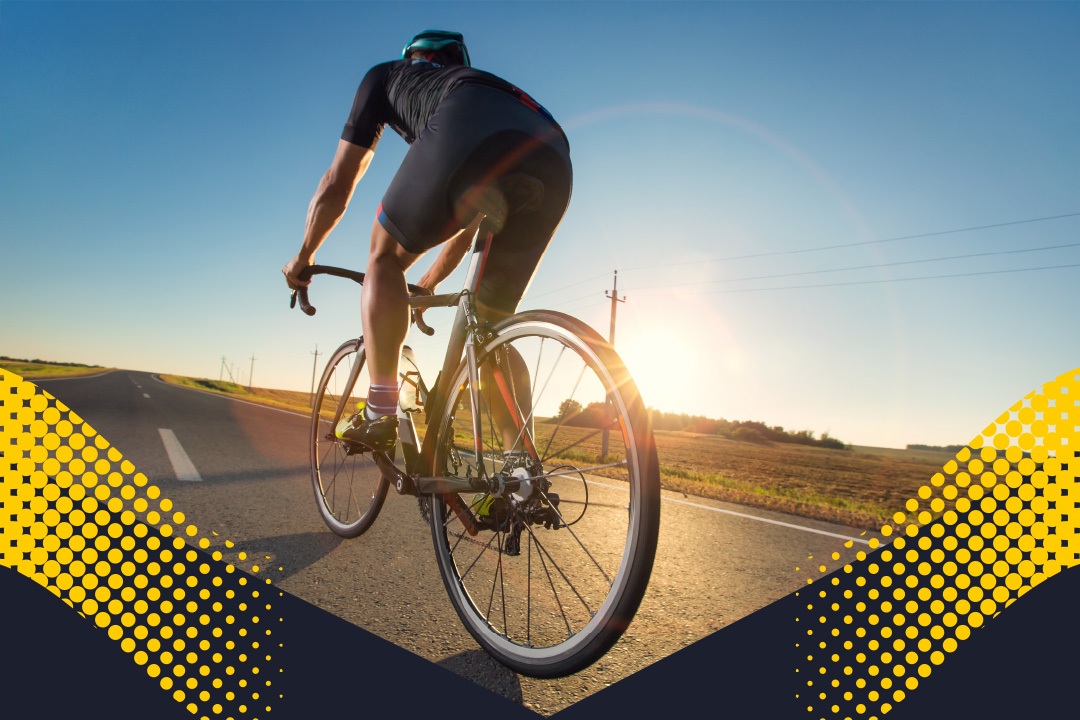 Radfahrer auf Straße, Sonnenuntergang