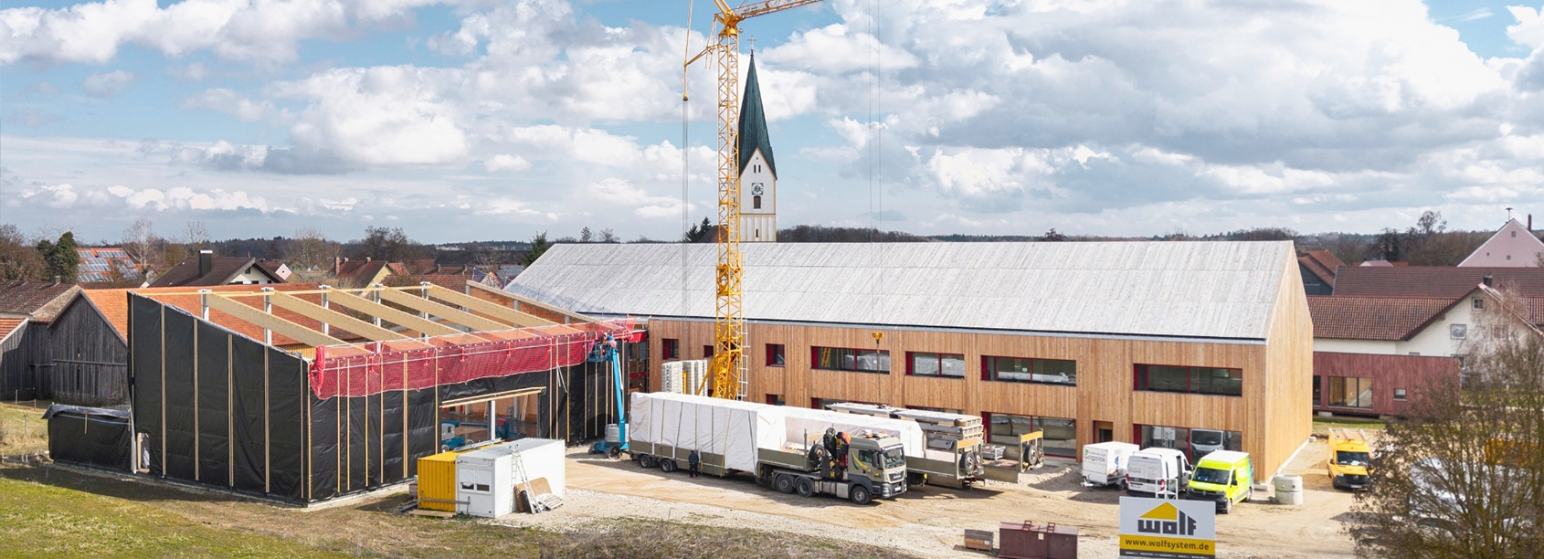 Löschwasserbehälter und Stahlbau-Halle