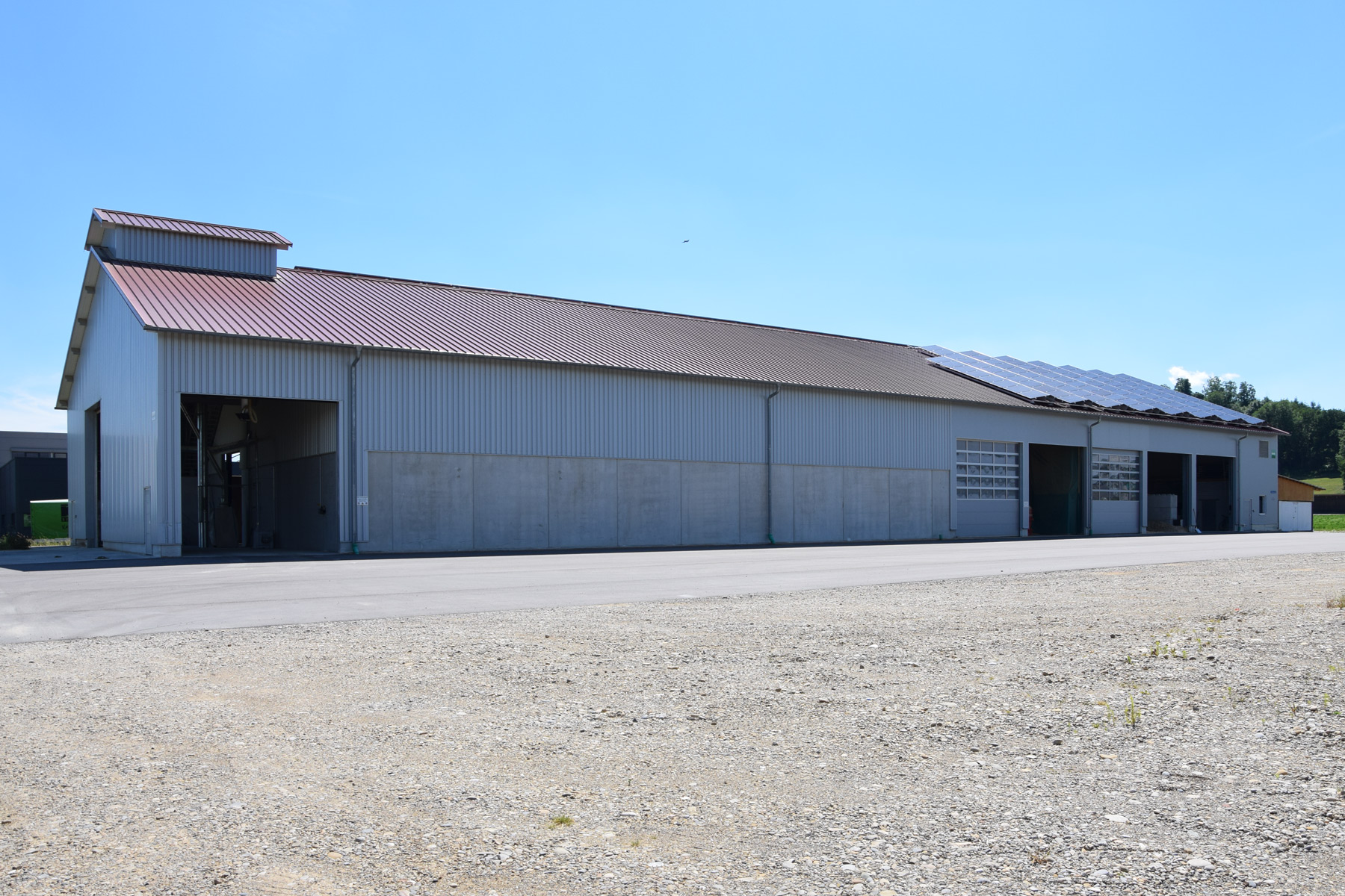 Maschinenhalle mit PV-Anlage